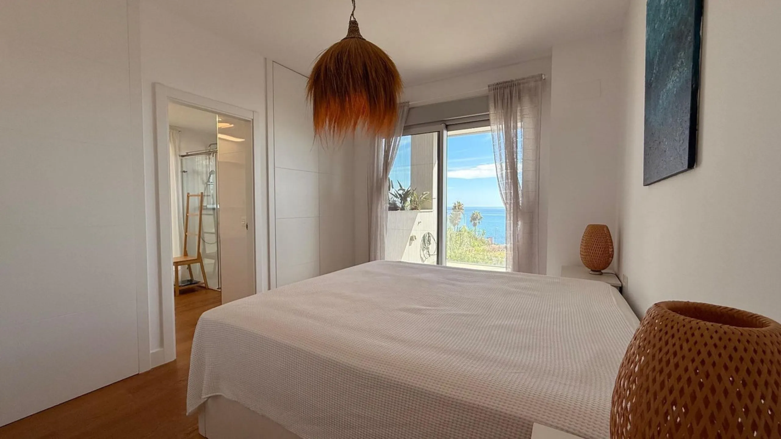 For sale: First-floor apartment with 3 bedrooms, 2 bathrooms, fully equipped independent kitchen, laundry room, and storage room. This apartment stands out for its sea views from the living-dining room, which leads to a spacious terrace where you can enjo