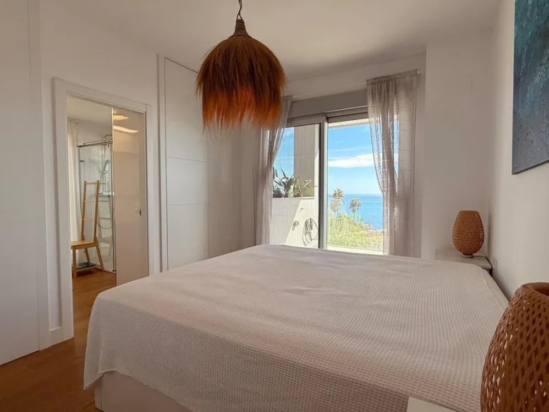 For sale: First-floor apartment with 3 bedrooms, 2 bathrooms, fully equipped independent kitchen, laundry room, and storage room. This apartment stands out for its sea views from the living-dining room, which leads to a spacious terrace where you can enjo