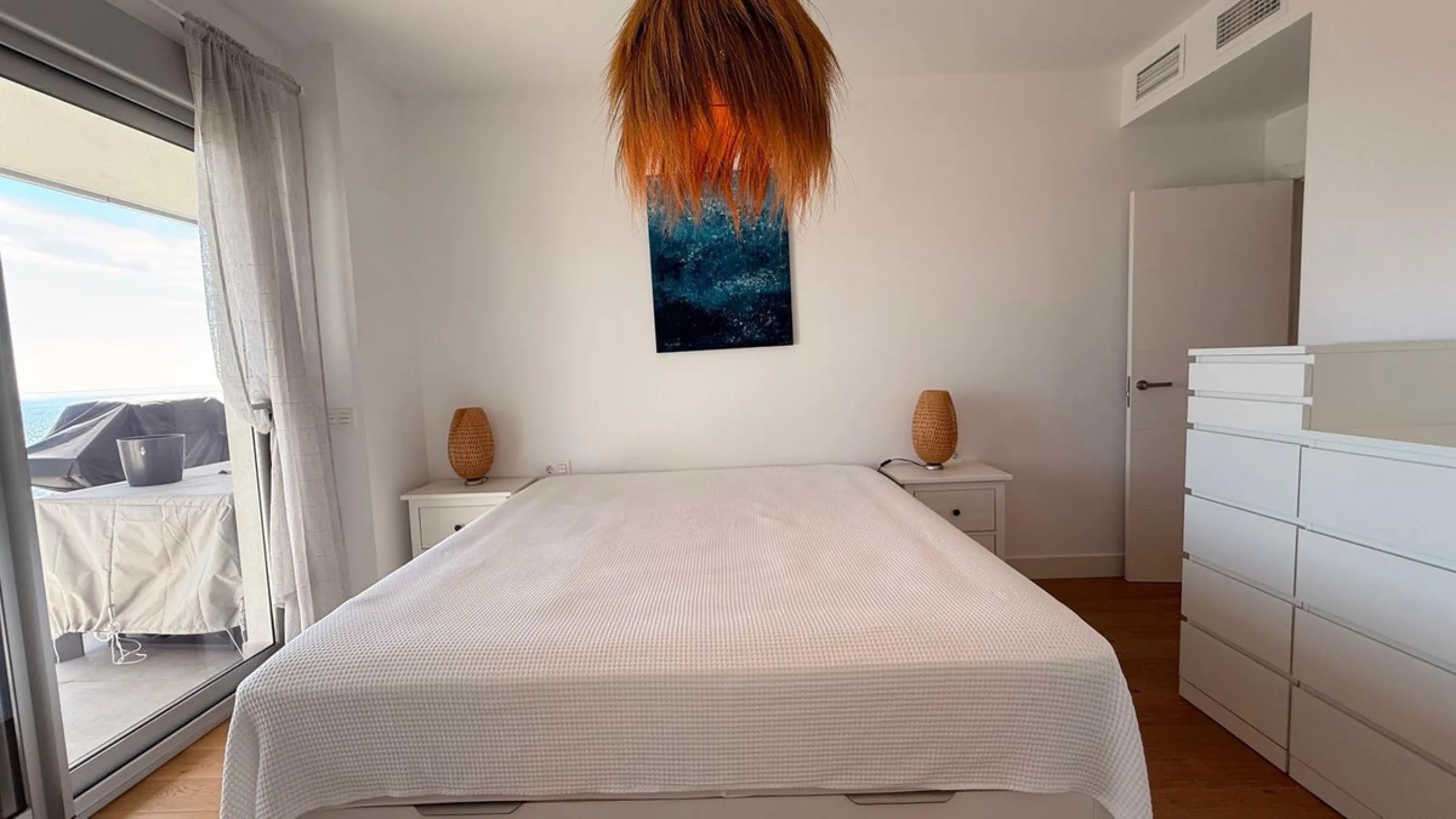 For sale: First-floor apartment with 3 bedrooms, 2 bathrooms, fully equipped independent kitchen, laundry room, and storage room. This apartment stands out for its sea views from the living-dining room, which leads to a spacious terrace where you can enjo