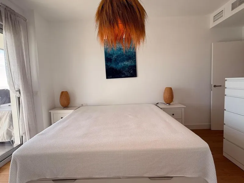 For sale: First-floor apartment with 3 bedrooms, 2 bathrooms, fully equipped independent kitchen, laundry room, and storage room. This apartment stands out for its sea views from the living-dining room, which leads to a spacious terrace where you can enjo