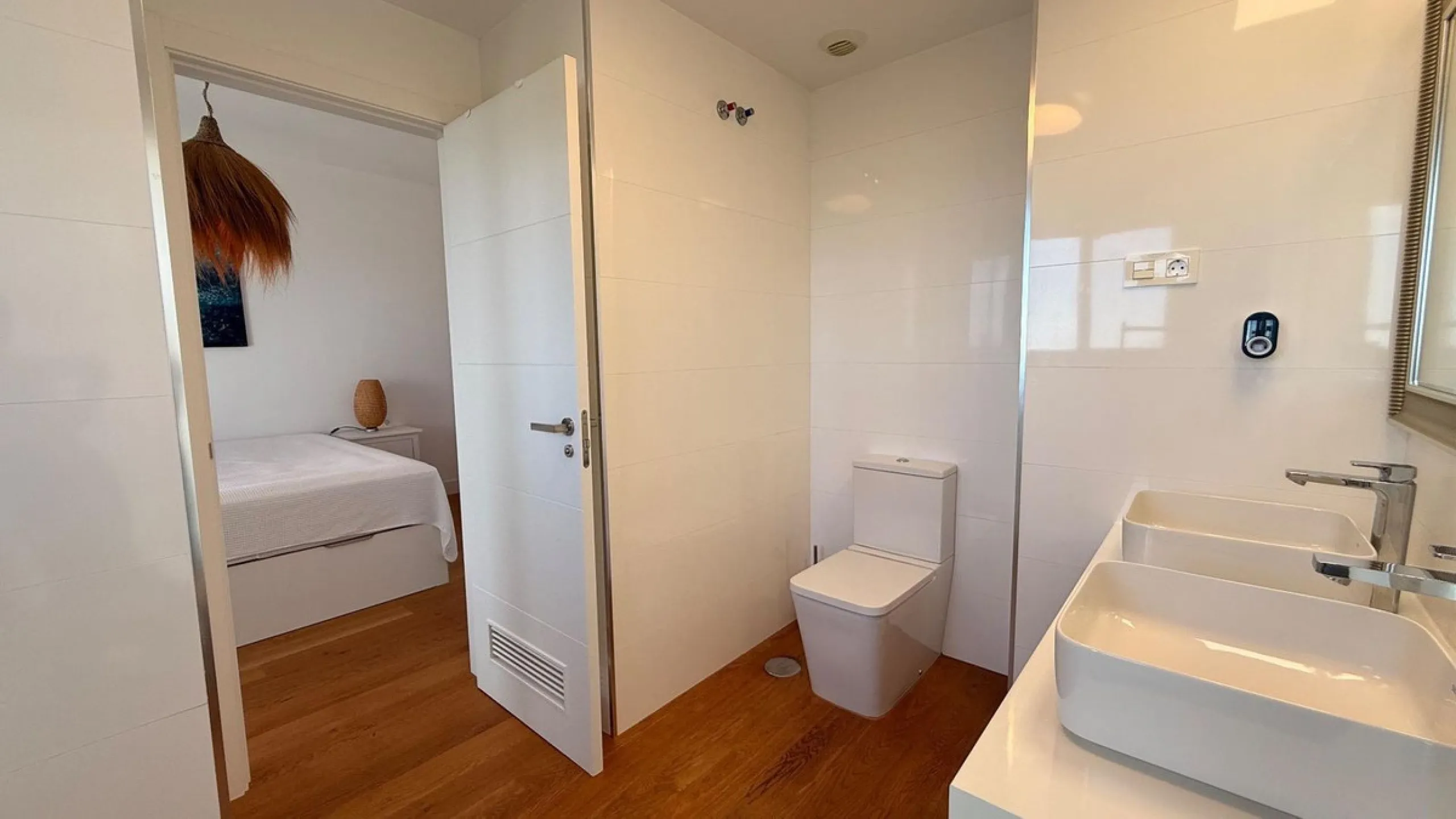 For sale: First-floor apartment with 3 bedrooms, 2 bathrooms, fully equipped independent kitchen, laundry room, and storage room. This apartment stands out for its sea views from the living-dining room, which leads to a spacious terrace where you can enjo