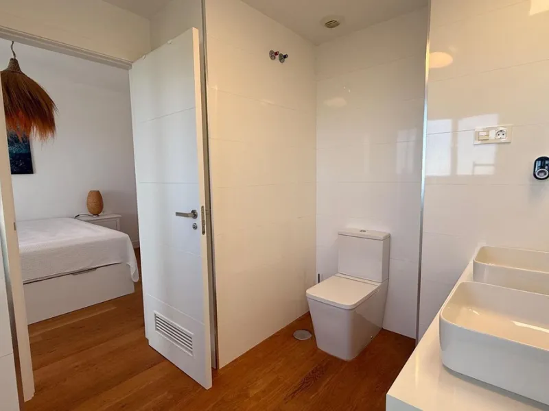 For sale: First-floor apartment with 3 bedrooms, 2 bathrooms, fully equipped independent kitchen, laundry room, and storage room. This apartment stands out for its sea views from the living-dining room, which leads to a spacious terrace where you can enjo
