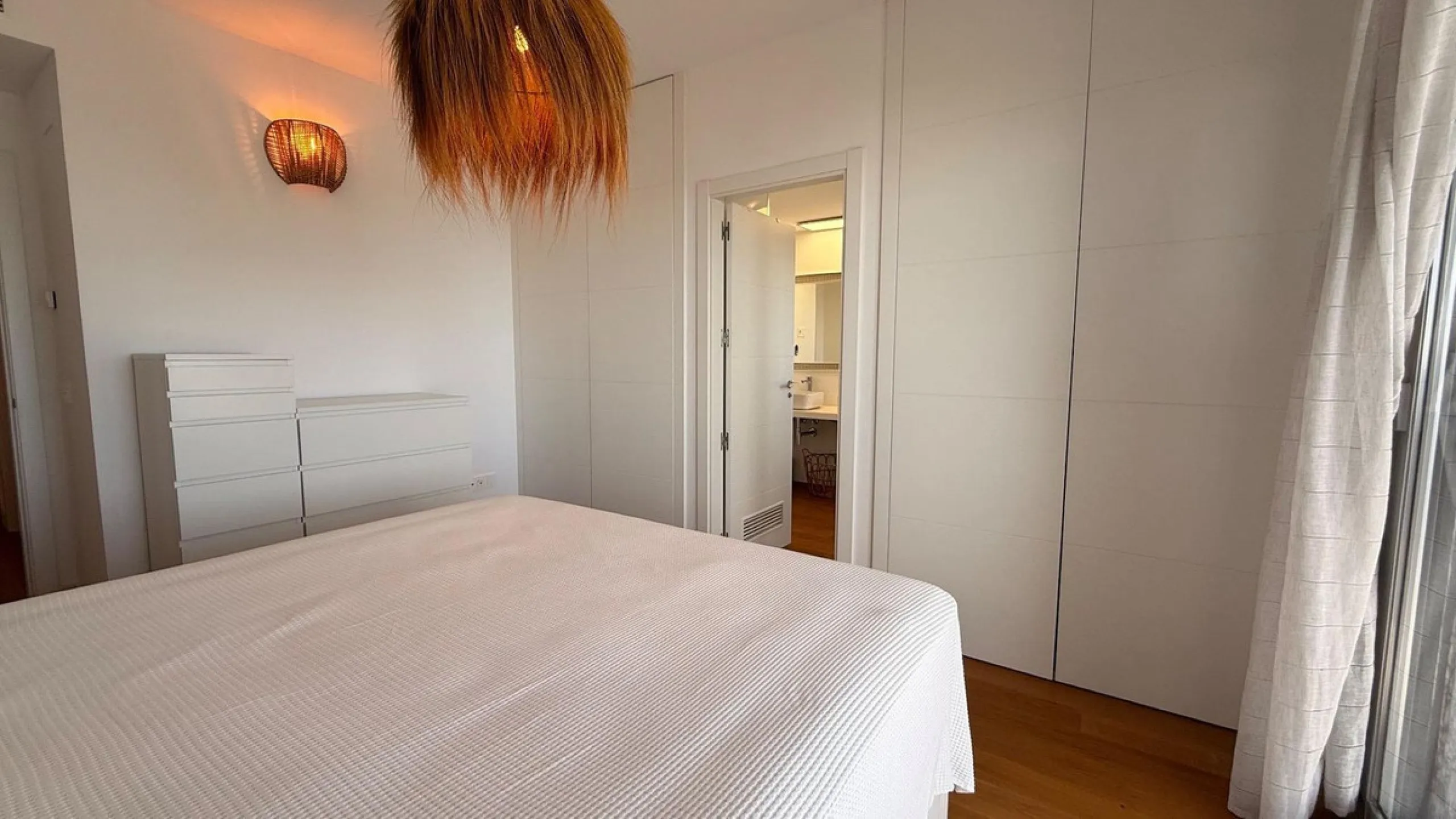 For sale: First-floor apartment with 3 bedrooms, 2 bathrooms, fully equipped independent kitchen, laundry room, and storage room. This apartment stands out for its sea views from the living-dining room, which leads to a spacious terrace where you can enjo