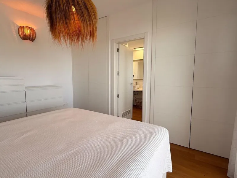 For sale: First-floor apartment with 3 bedrooms, 2 bathrooms, fully equipped independent kitchen, laundry room, and storage room. This apartment stands out for its sea views from the living-dining room, which leads to a spacious terrace where you can enjo