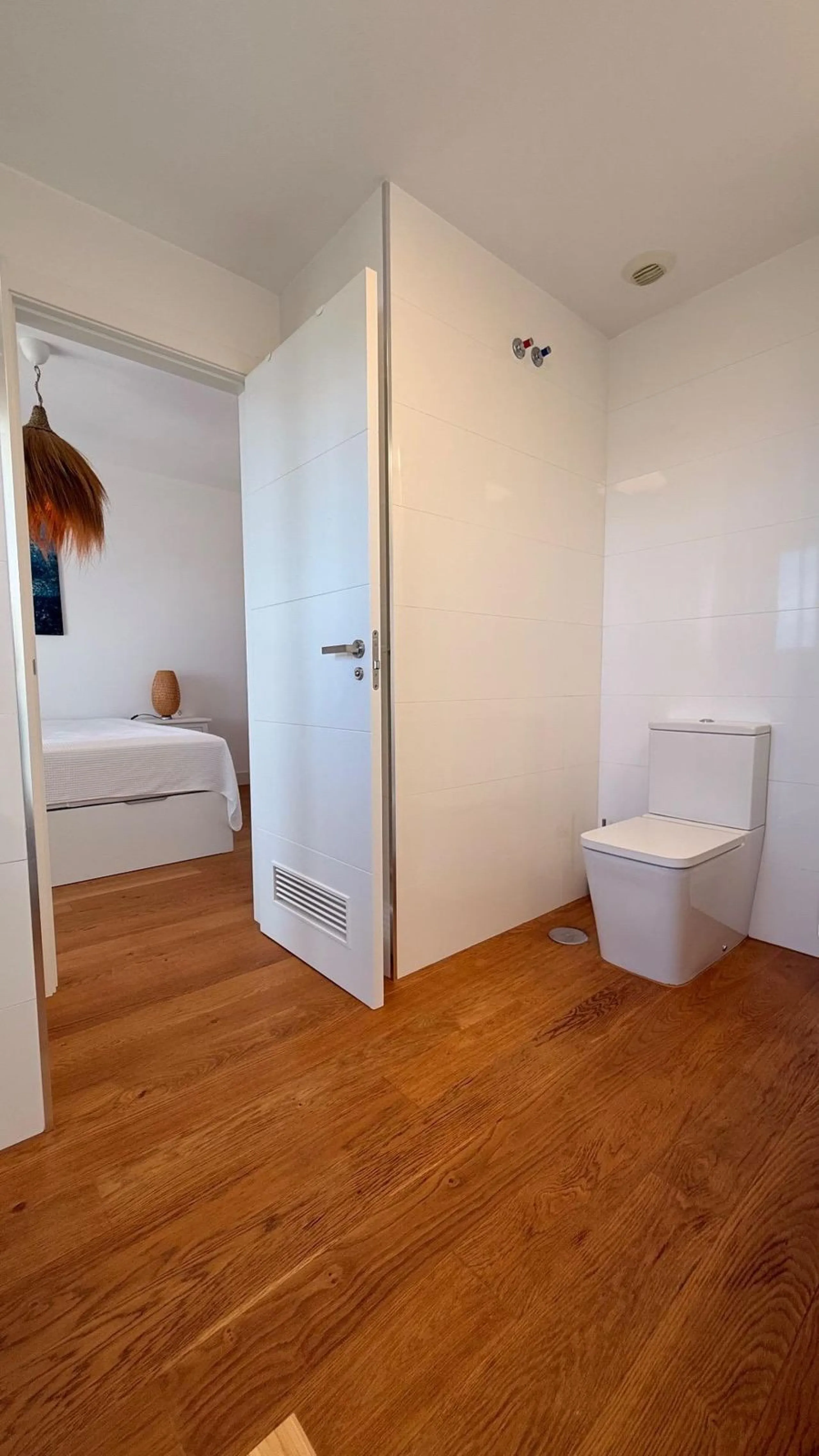 For sale: First-floor apartment with 3 bedrooms, 2 bathrooms, fully equipped independent kitchen, laundry room, and storage room. This apartment stands out for its sea views from the living-dining room, which leads to a spacious terrace where you can enjo