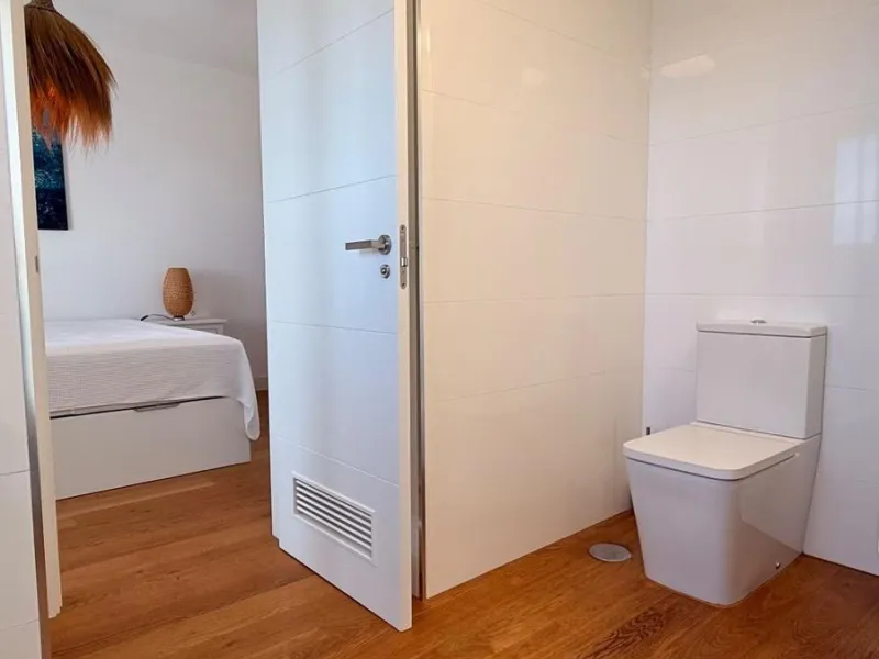 For sale: First-floor apartment with 3 bedrooms, 2 bathrooms, fully equipped independent kitchen, laundry room, and storage room. This apartment stands out for its sea views from the living-dining room, which leads to a spacious terrace where you can enjo