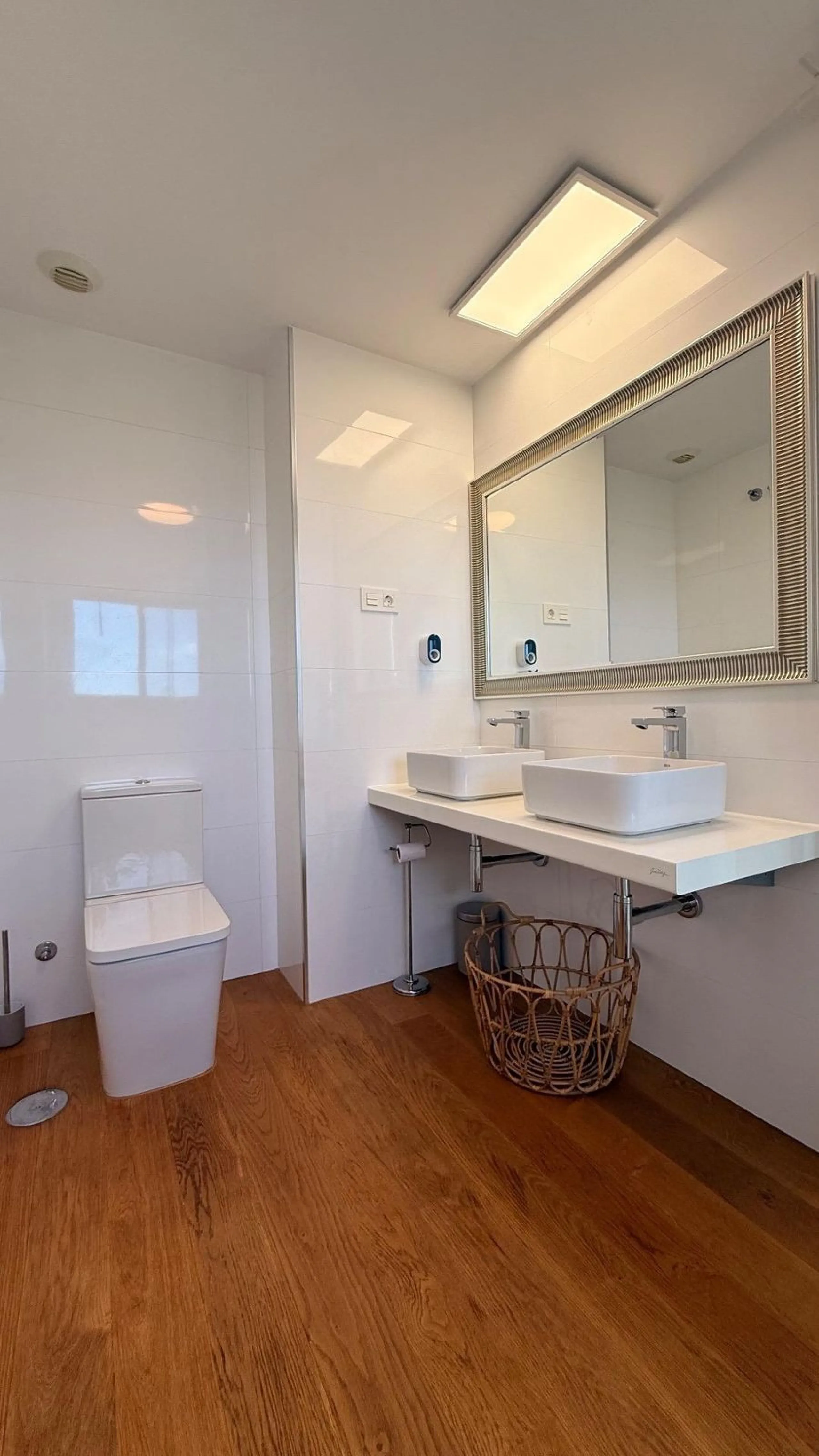 For sale: First-floor apartment with 3 bedrooms, 2 bathrooms, fully equipped independent kitchen, laundry room, and storage room. This apartment stands out for its sea views from the living-dining room, which leads to a spacious terrace where you can enjo