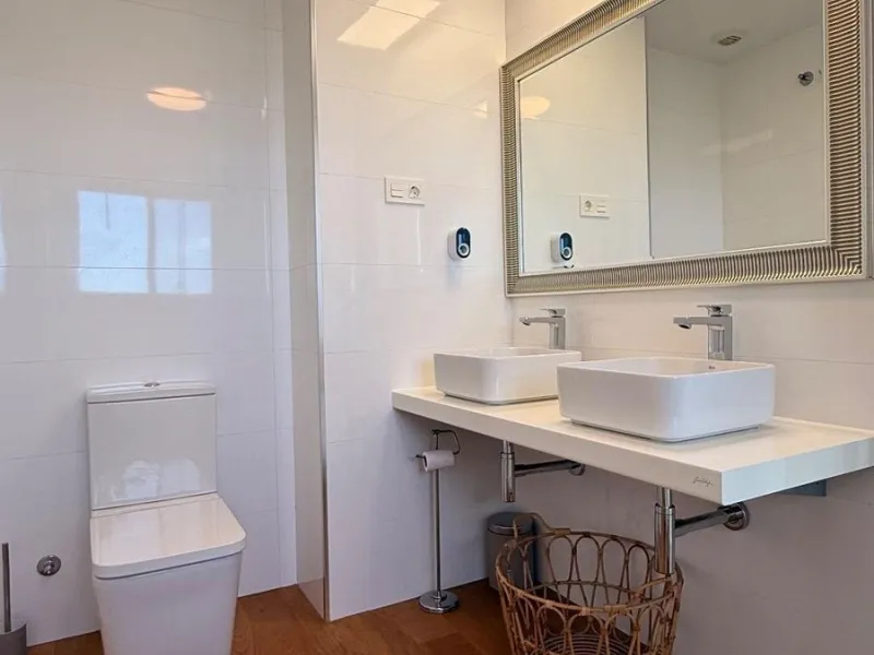 For sale: First-floor apartment with 3 bedrooms, 2 bathrooms, fully equipped independent kitchen, laundry room, and storage room. This apartment stands out for its sea views from the living-dining room, which leads to a spacious terrace where you can enjo