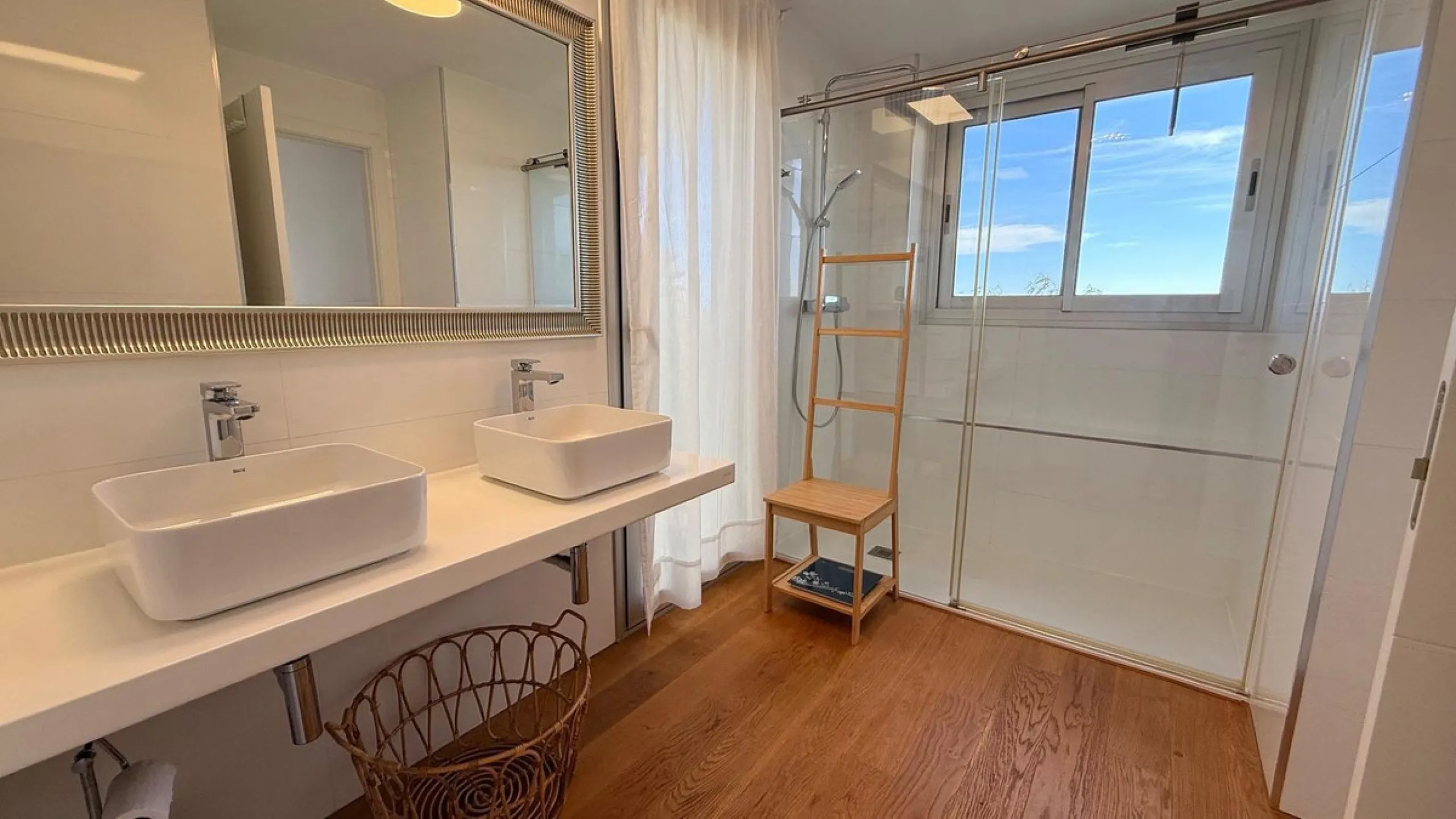 For sale: First-floor apartment with 3 bedrooms, 2 bathrooms, fully equipped independent kitchen, laundry room, and storage room. This apartment stands out for its sea views from the living-dining room, which leads to a spacious terrace where you can enjo