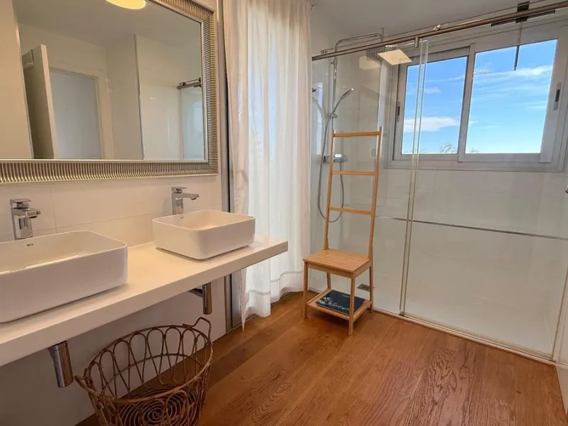 For sale: First-floor apartment with 3 bedrooms, 2 bathrooms, fully equipped independent kitchen, laundry room, and storage room. This apartment stands out for its sea views from the living-dining room, which leads to a spacious terrace where you can enjo