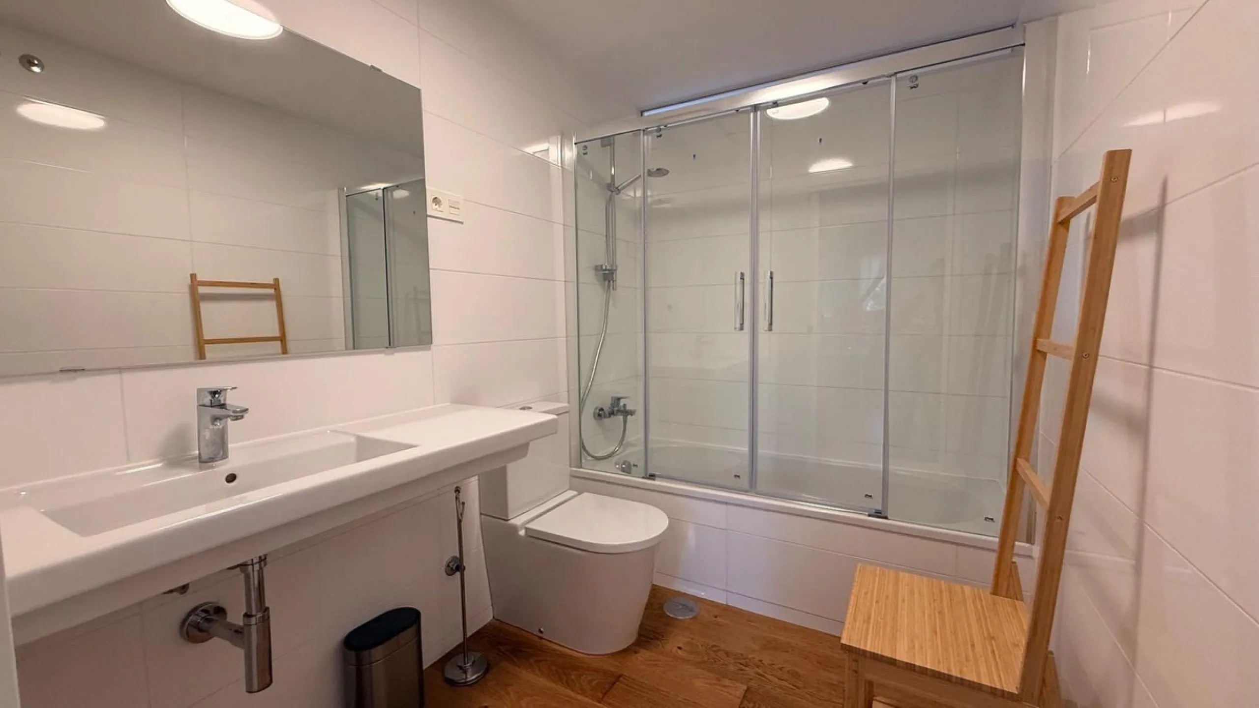 For sale: First-floor apartment with 3 bedrooms, 2 bathrooms, fully equipped independent kitchen, laundry room, and storage room. This apartment stands out for its sea views from the living-dining room, which leads to a spacious terrace where you can enjo