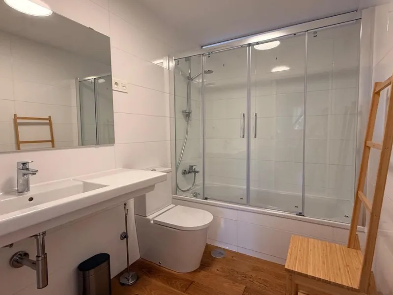 For sale: First-floor apartment with 3 bedrooms, 2 bathrooms, fully equipped independent kitchen, laundry room, and storage room. This apartment stands out for its sea views from the living-dining room, which leads to a spacious terrace where you can enjo