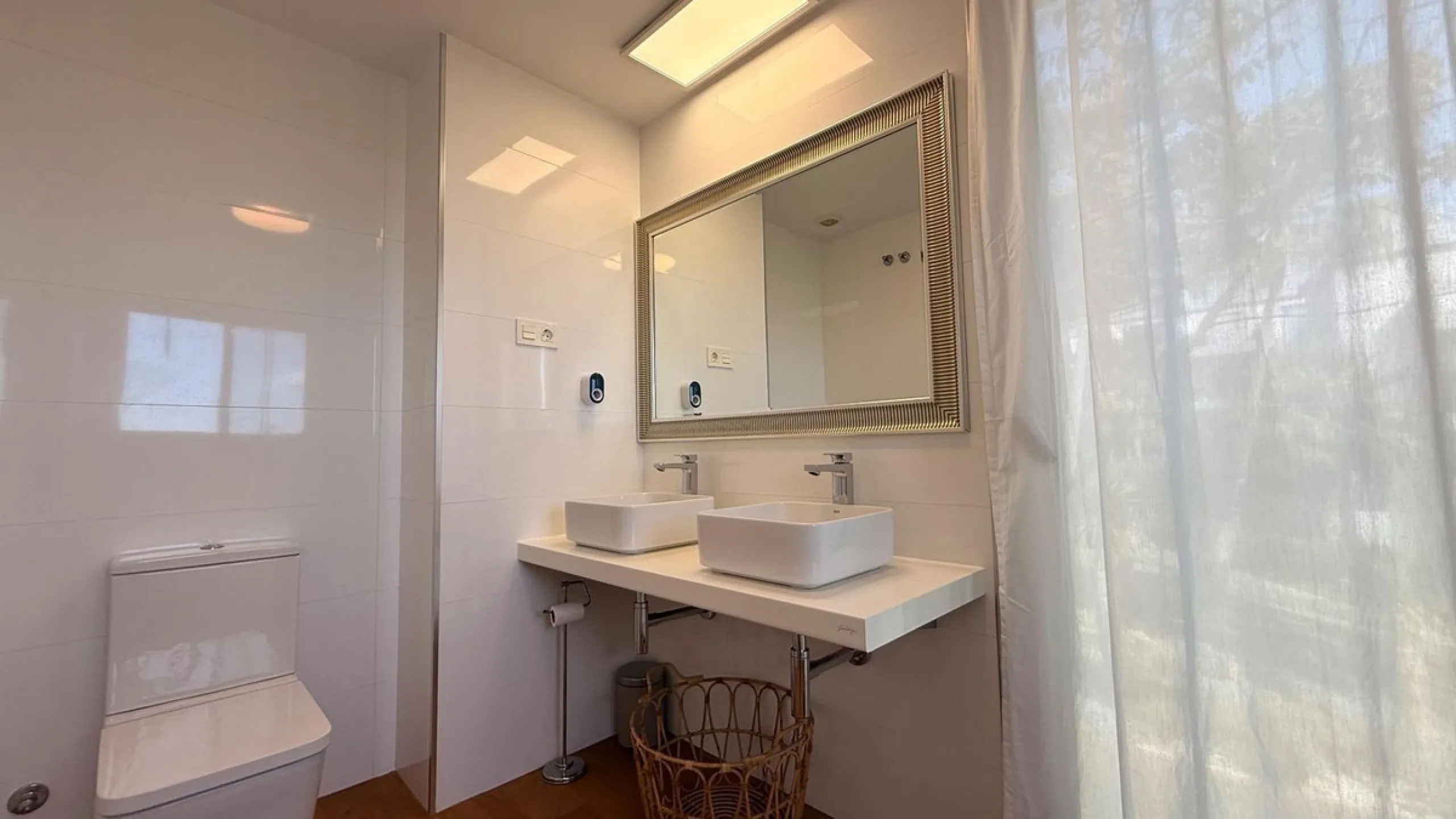 For sale: First-floor apartment with 3 bedrooms, 2 bathrooms, fully equipped independent kitchen, laundry room, and storage room. This apartment stands out for its sea views from the living-dining room, which leads to a spacious terrace where you can enjo