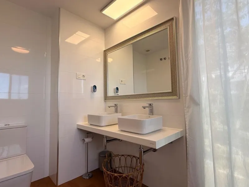 For sale: First-floor apartment with 3 bedrooms, 2 bathrooms, fully equipped independent kitchen, laundry room, and storage room. This apartment stands out for its sea views from the living-dining room, which leads to a spacious terrace where you can enjo