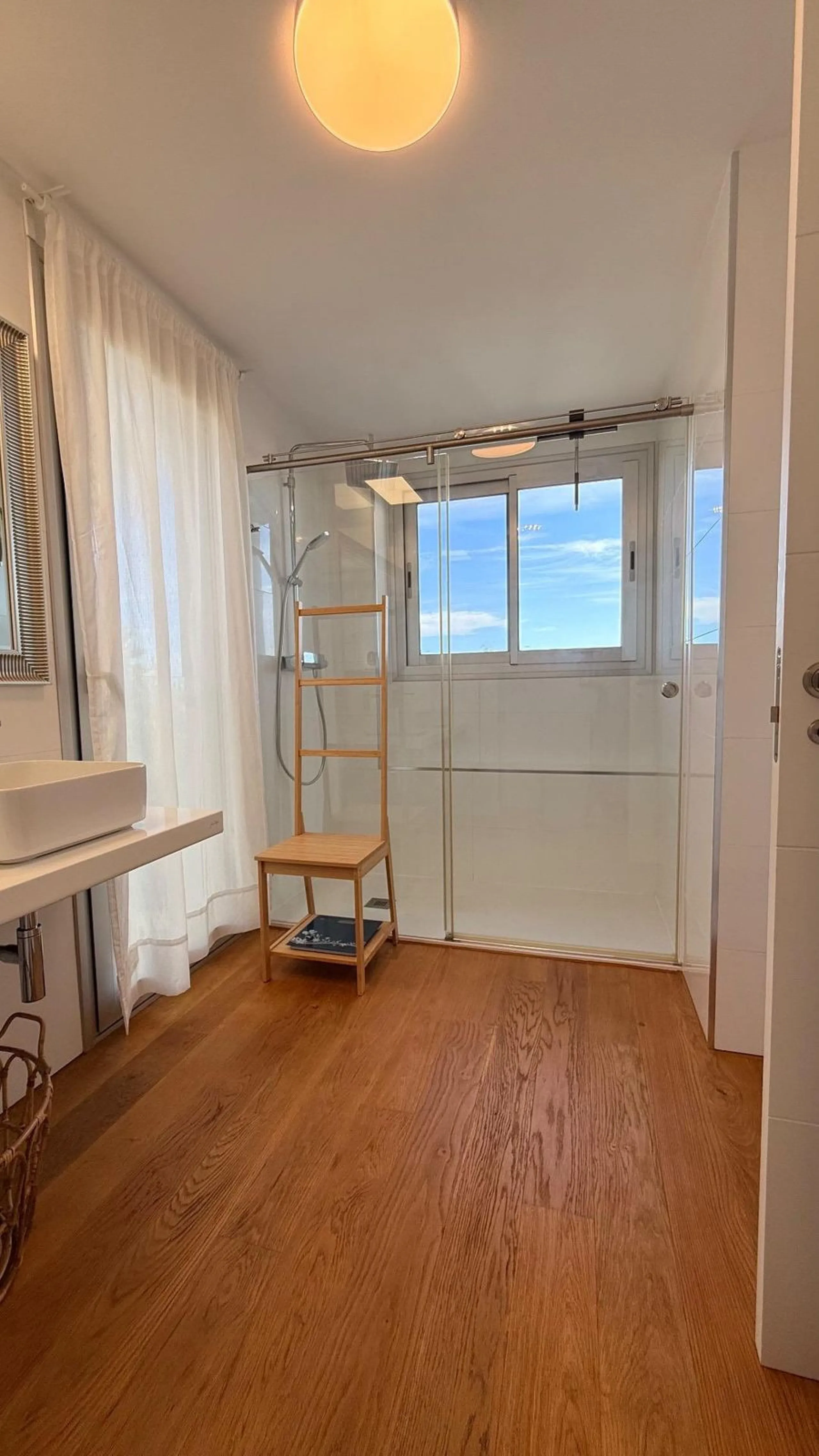 For sale: First-floor apartment with 3 bedrooms, 2 bathrooms, fully equipped independent kitchen, laundry room, and storage room. This apartment stands out for its sea views from the living-dining room, which leads to a spacious terrace where you can enjo