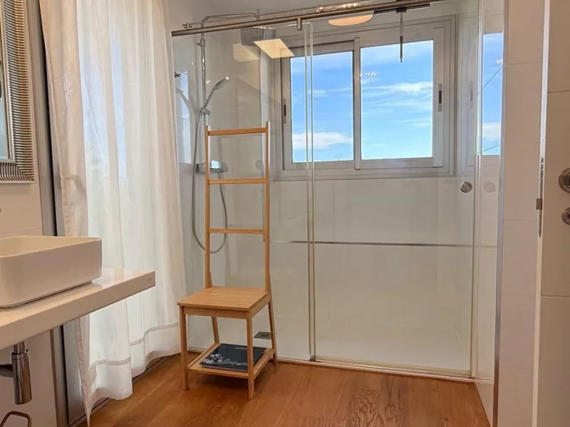 For sale: First-floor apartment with 3 bedrooms, 2 bathrooms, fully equipped independent kitchen, laundry room, and storage room. This apartment stands out for its sea views from the living-dining room, which leads to a spacious terrace where you can enjo