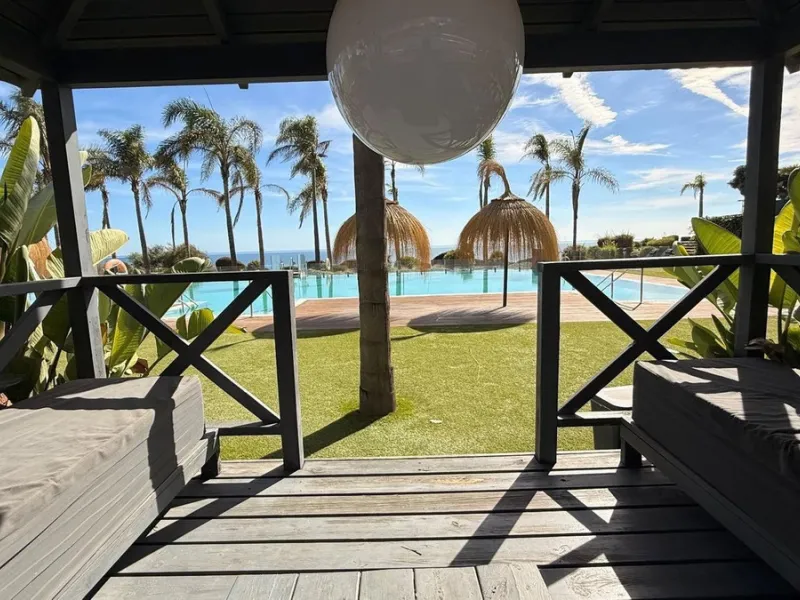 For sale: First-floor apartment with 3 bedrooms, 2 bathrooms, fully equipped independent kitchen, laundry room, and storage room. This apartment stands out for its sea views from the living-dining room, which leads to a spacious terrace where you can enjo