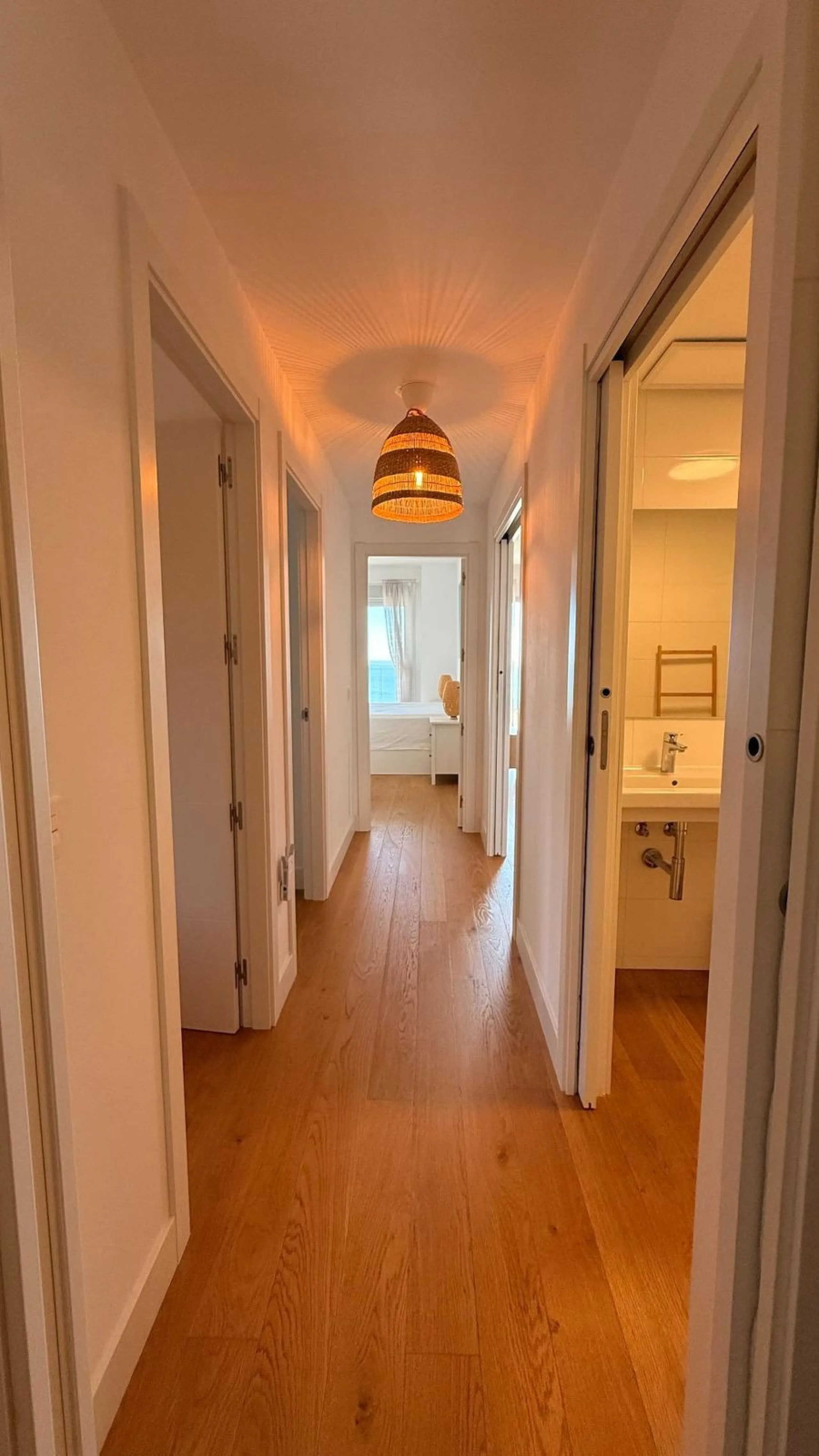 For sale: First-floor apartment with 3 bedrooms, 2 bathrooms, fully equipped independent kitchen, laundry room, and storage room. This apartment stands out for its sea views from the living-dining room, which leads to a spacious terrace where you can enjo