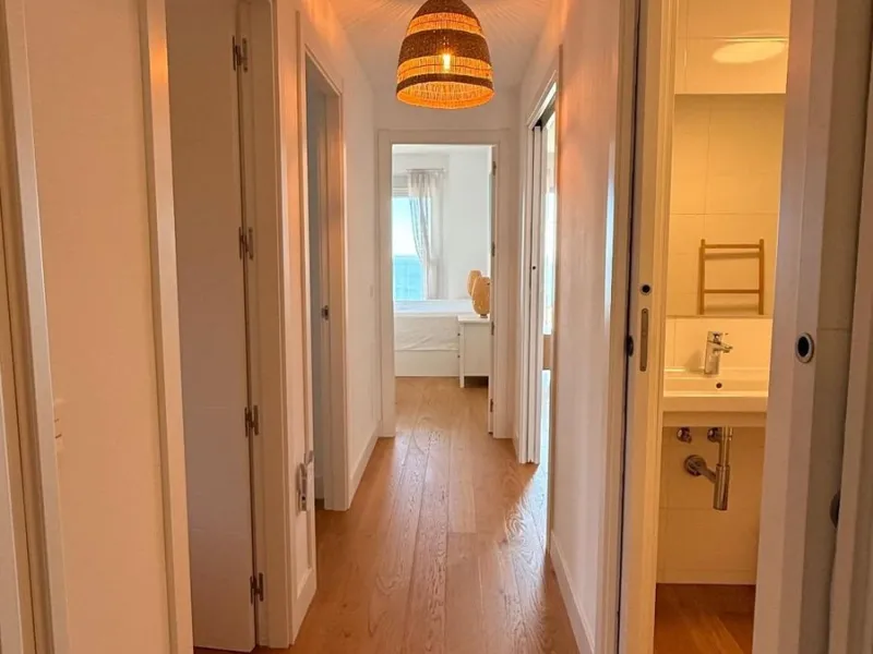 For sale: First-floor apartment with 3 bedrooms, 2 bathrooms, fully equipped independent kitchen, laundry room, and storage room. This apartment stands out for its sea views from the living-dining room, which leads to a spacious terrace where you can enjo
