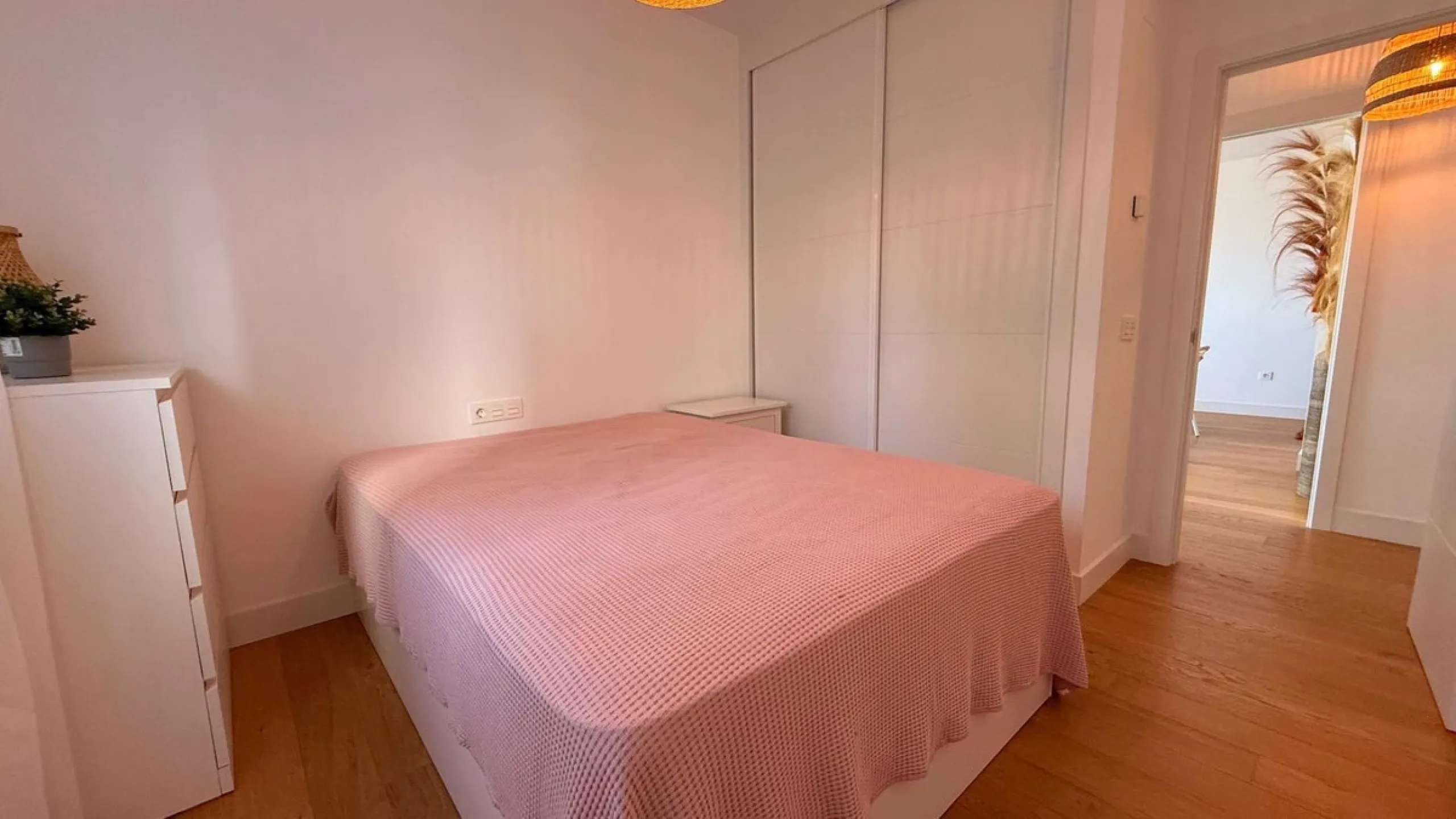 For sale: First-floor apartment with 3 bedrooms, 2 bathrooms, fully equipped independent kitchen, laundry room, and storage room. This apartment stands out for its sea views from the living-dining room, which leads to a spacious terrace where you can enjo