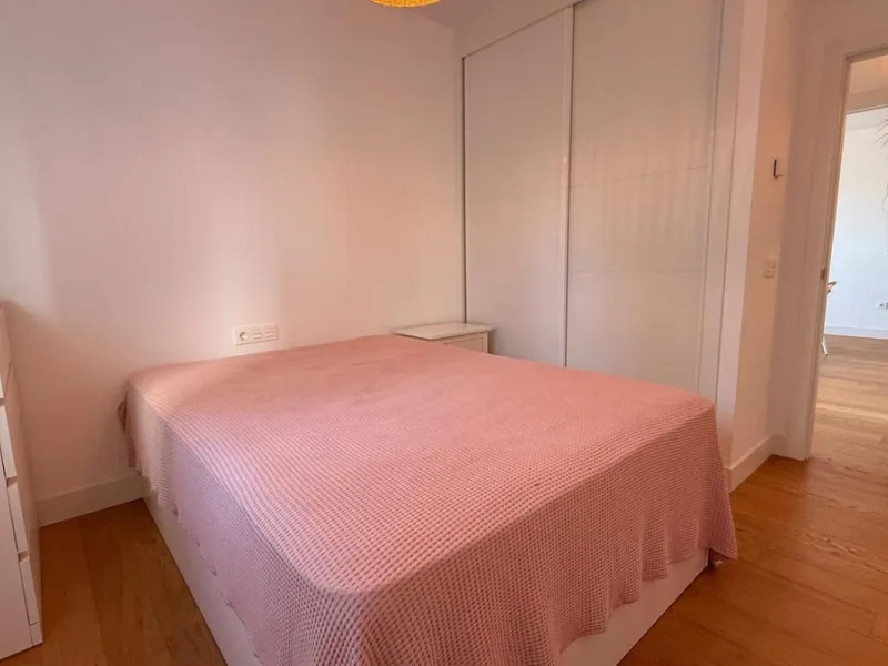 For sale: First-floor apartment with 3 bedrooms, 2 bathrooms, fully equipped independent kitchen, laundry room, and storage room. This apartment stands out for its sea views from the living-dining room, which leads to a spacious terrace where you can enjo