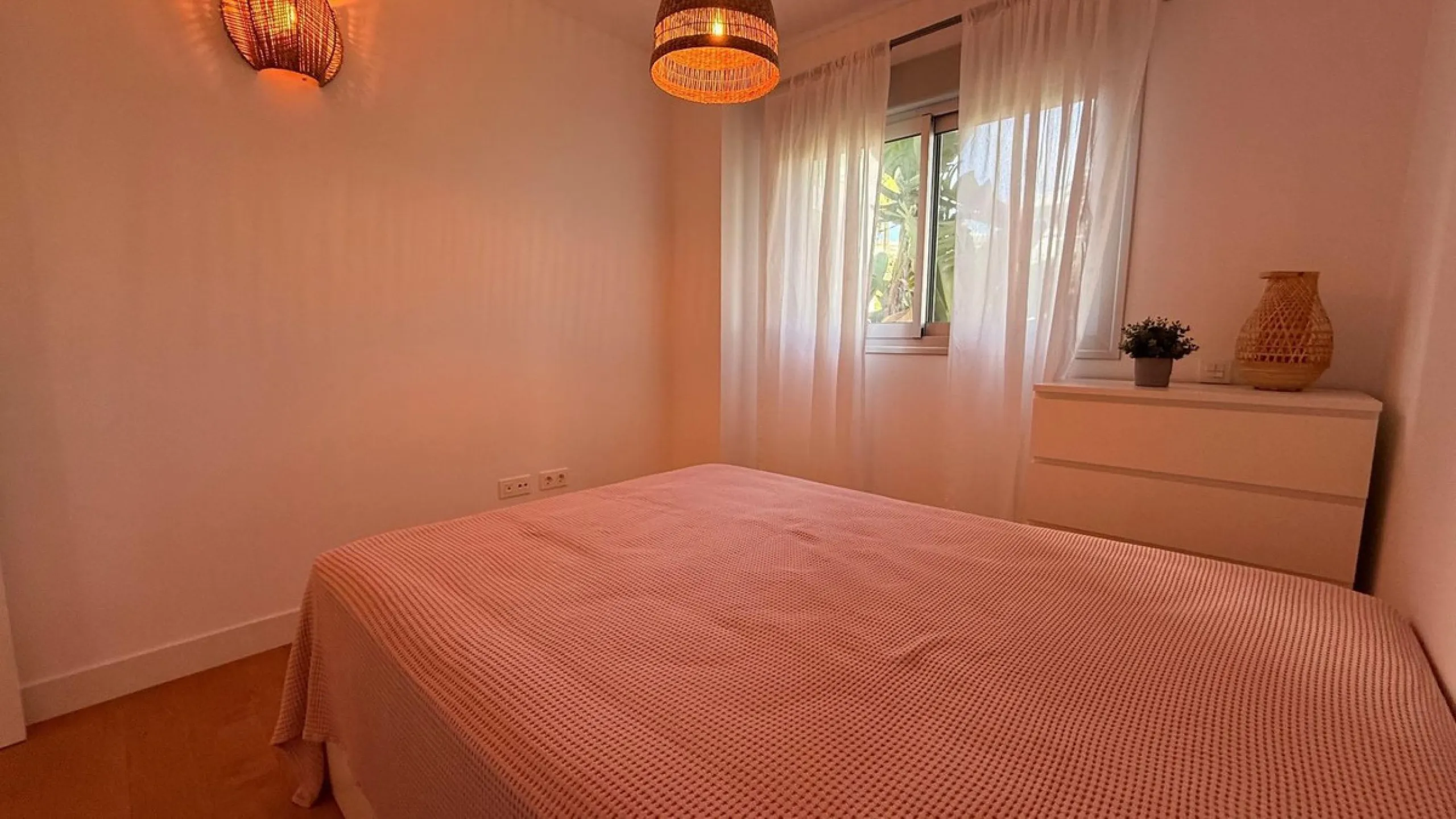 For sale: First-floor apartment with 3 bedrooms, 2 bathrooms, fully equipped independent kitchen, laundry room, and storage room. This apartment stands out for its sea views from the living-dining room, which leads to a spacious terrace where you can enjo