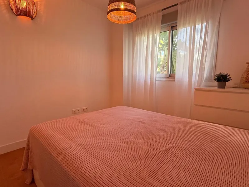 For sale: First-floor apartment with 3 bedrooms, 2 bathrooms, fully equipped independent kitchen, laundry room, and storage room. This apartment stands out for its sea views from the living-dining room, which leads to a spacious terrace where you can enjo