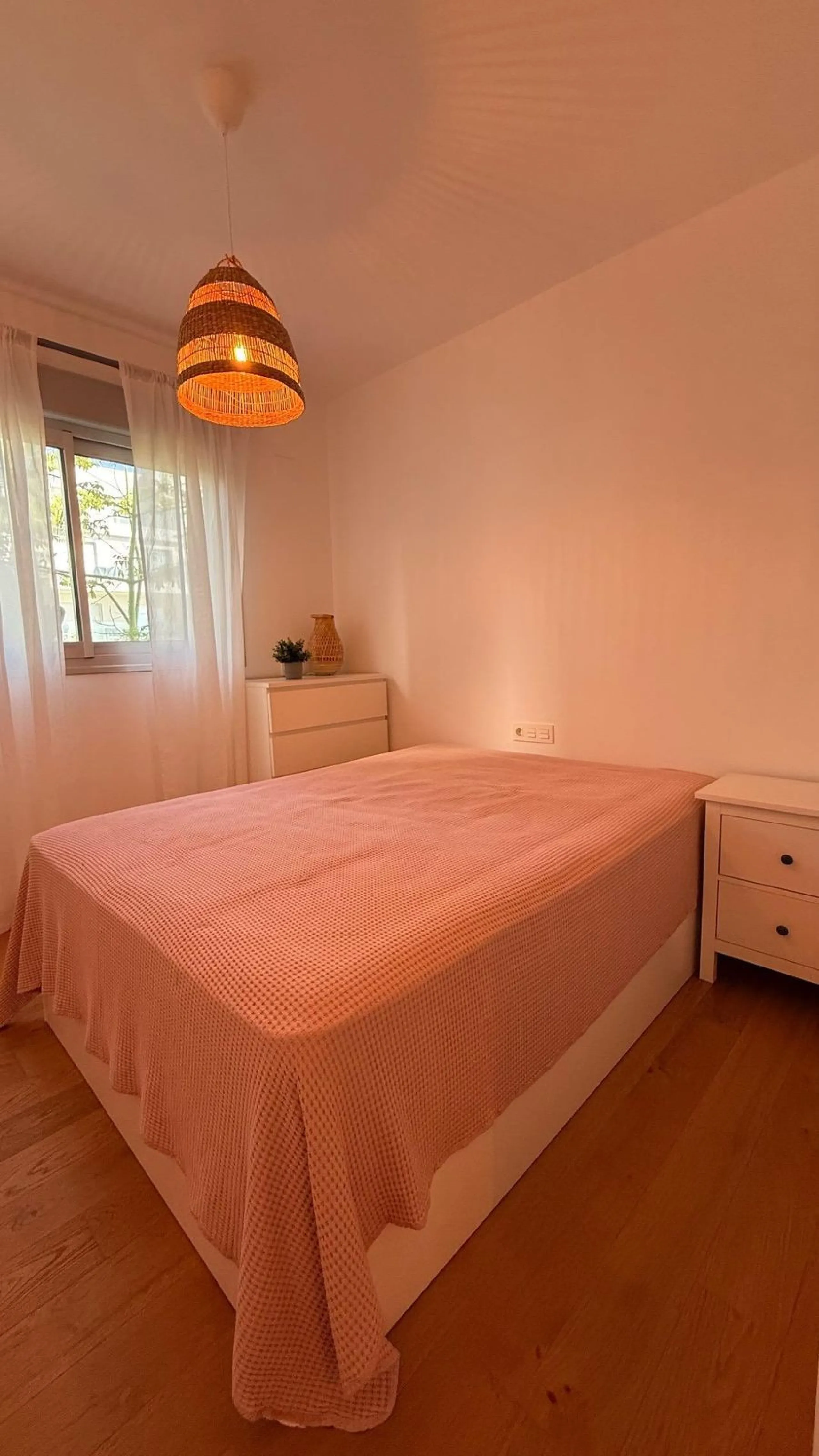 For sale: First-floor apartment with 3 bedrooms, 2 bathrooms, fully equipped independent kitchen, laundry room, and storage room. This apartment stands out for its sea views from the living-dining room, which leads to a spacious terrace where you can enjo