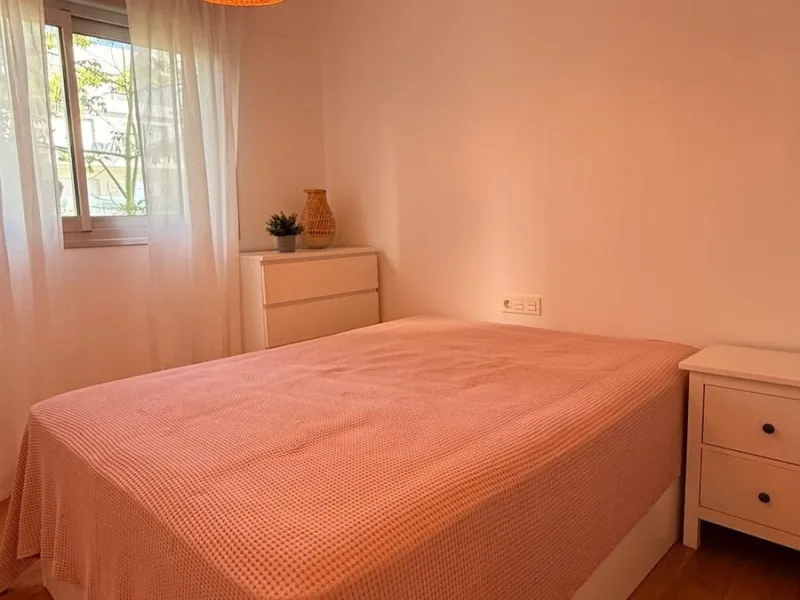 For sale: First-floor apartment with 3 bedrooms, 2 bathrooms, fully equipped independent kitchen, laundry room, and storage room. This apartment stands out for its sea views from the living-dining room, which leads to a spacious terrace where you can enjo