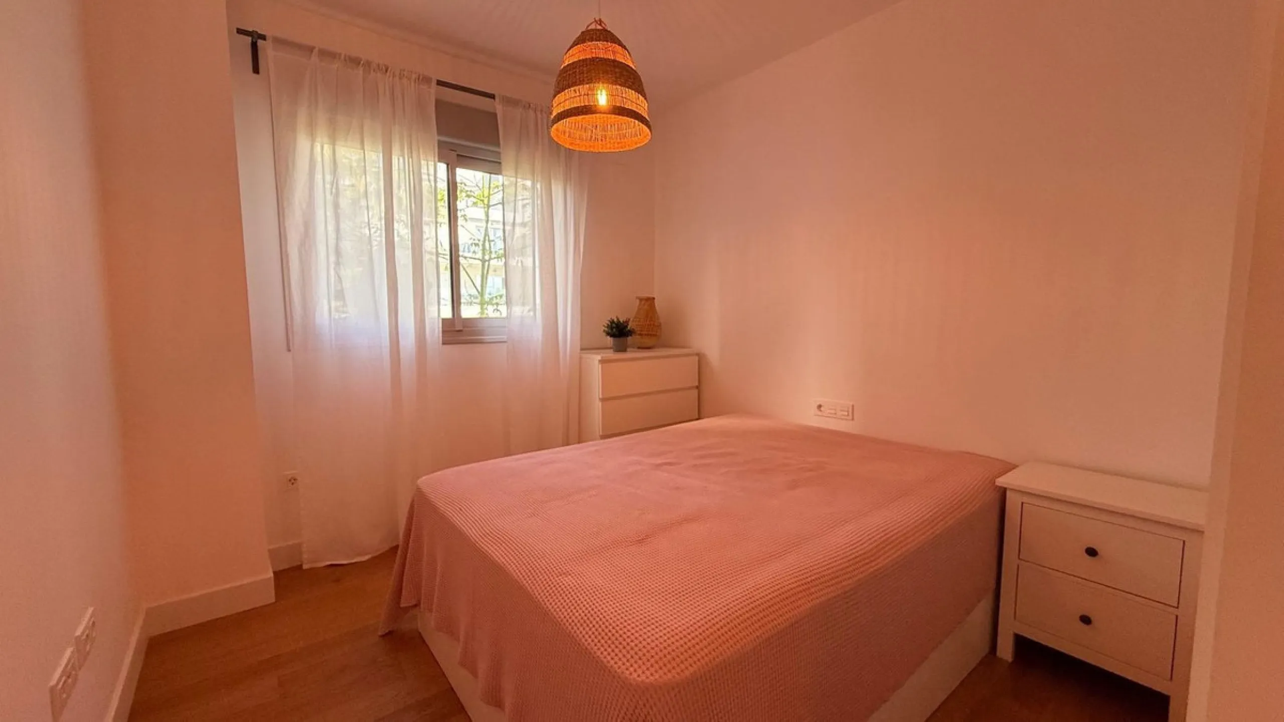 For sale: First-floor apartment with 3 bedrooms, 2 bathrooms, fully equipped independent kitchen, laundry room, and storage room. This apartment stands out for its sea views from the living-dining room, which leads to a spacious terrace where you can enjo