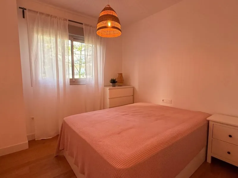 For sale: First-floor apartment with 3 bedrooms, 2 bathrooms, fully equipped independent kitchen, laundry room, and storage room. This apartment stands out for its sea views from the living-dining room, which leads to a spacious terrace where you can enjo