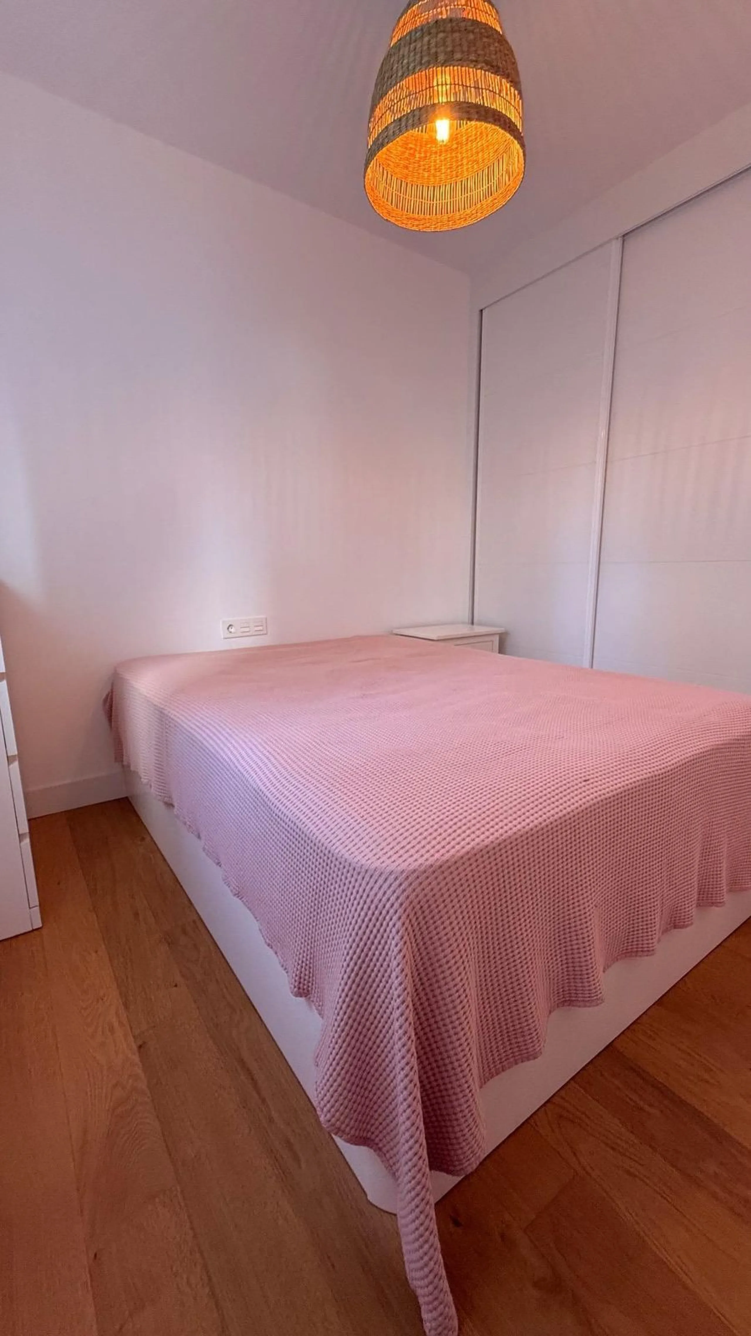 For sale: First-floor apartment with 3 bedrooms, 2 bathrooms, fully equipped independent kitchen, laundry room, and storage room. This apartment stands out for its sea views from the living-dining room, which leads to a spacious terrace where you can enjo