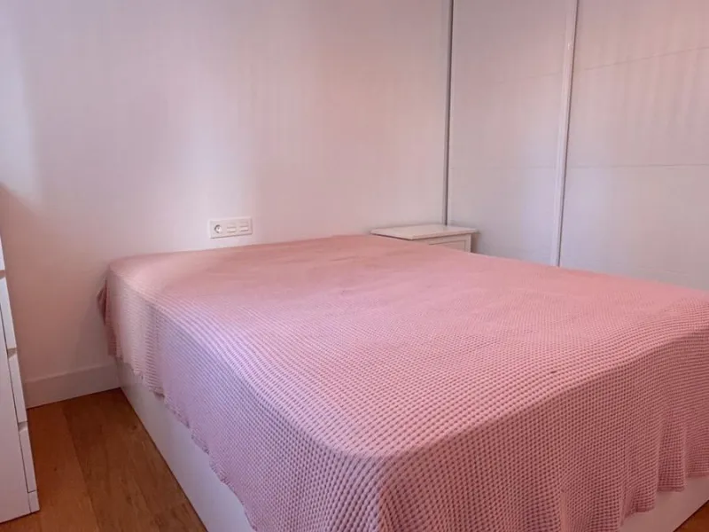 For sale: First-floor apartment with 3 bedrooms, 2 bathrooms, fully equipped independent kitchen, laundry room, and storage room. This apartment stands out for its sea views from the living-dining room, which leads to a spacious terrace where you can enjo