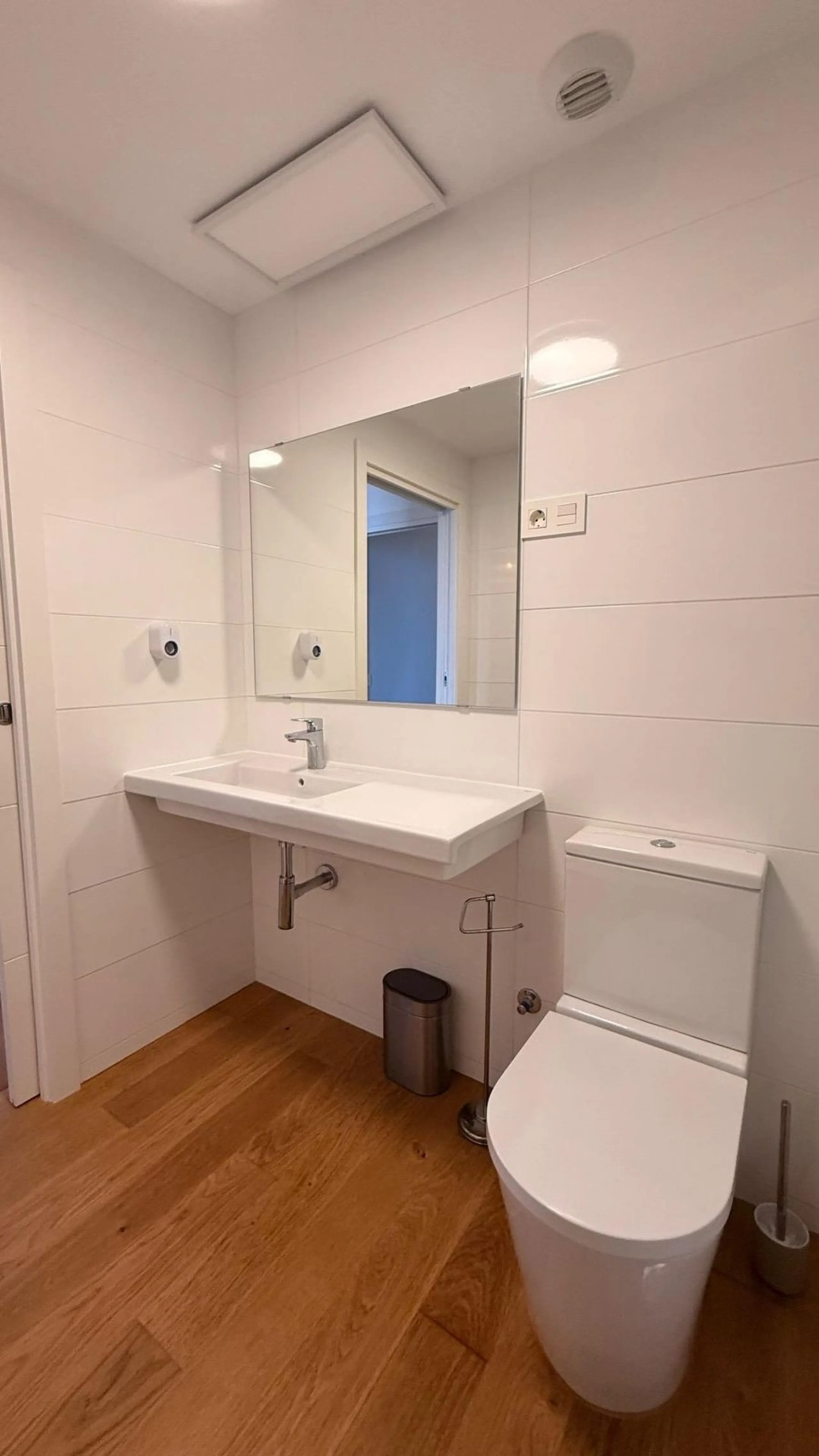 For sale: First-floor apartment with 3 bedrooms, 2 bathrooms, fully equipped independent kitchen, laundry room, and storage room. This apartment stands out for its sea views from the living-dining room, which leads to a spacious terrace where you can enjo