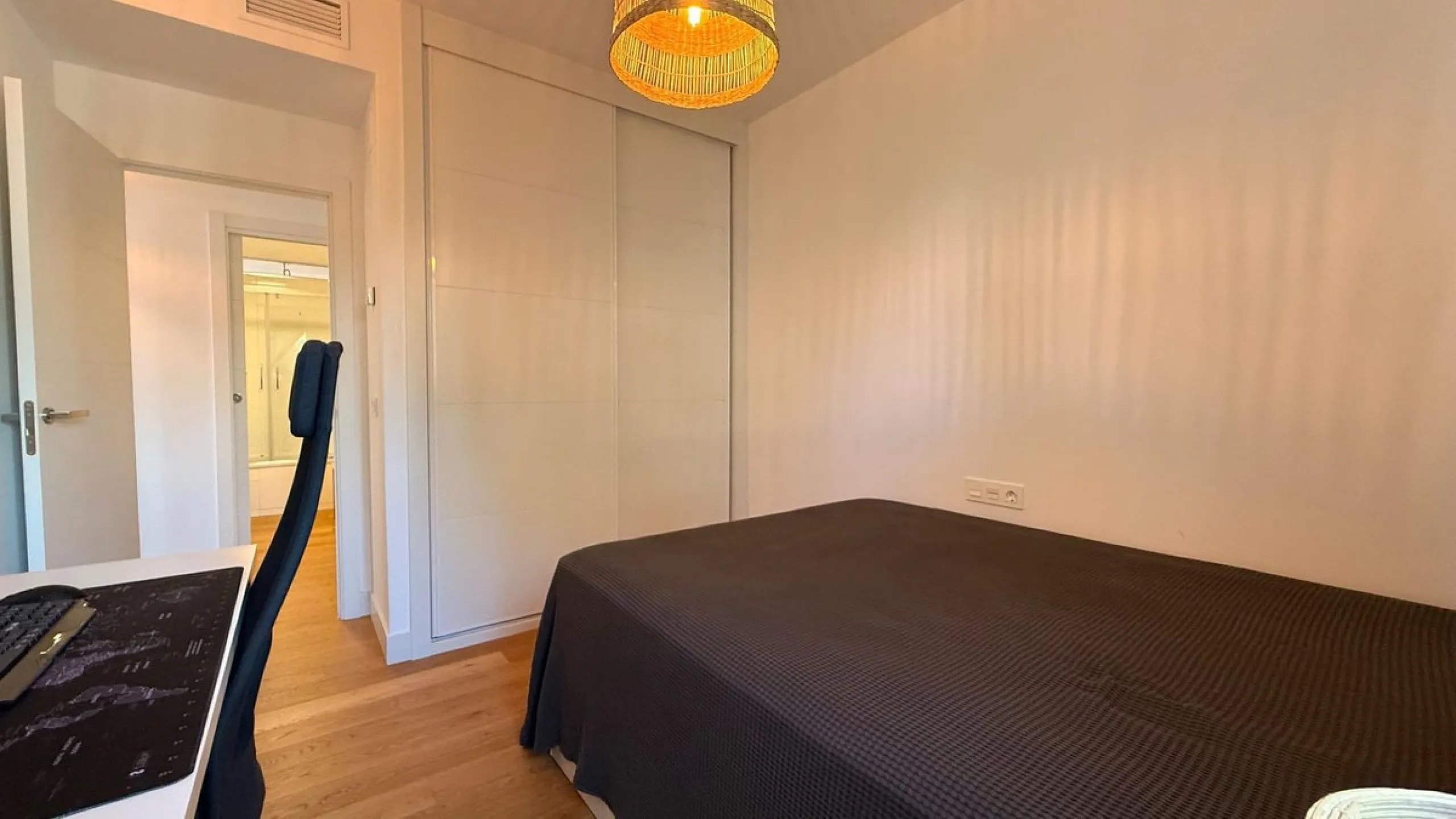 For sale: First-floor apartment with 3 bedrooms, 2 bathrooms, fully equipped independent kitchen, laundry room, and storage room. This apartment stands out for its sea views from the living-dining room, which leads to a spacious terrace where you can enjo