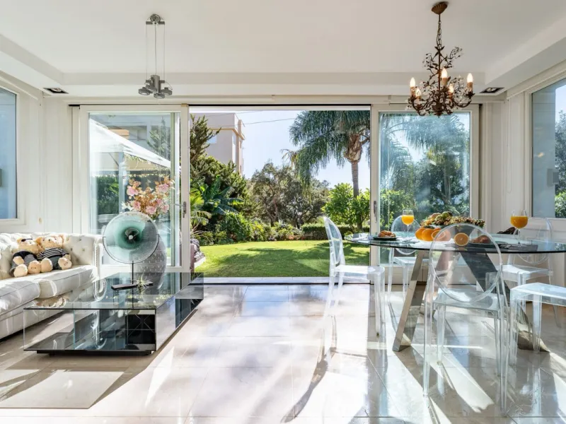 Villa just 800m east of the golf course Cabopino Marbella, south west facing, community pool. Spectacular roof terrace offering stunning views 360º. Forming part of the best selection of villas located in Calahonda 800m from the beaches called Granados de