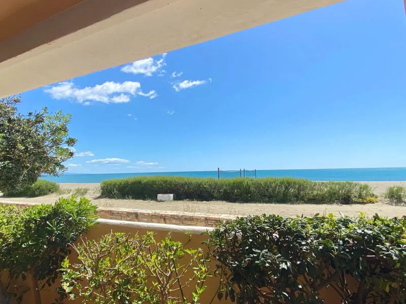 Wonderful beachfront townhouse in Casares Costa! This exclusive property is located within a quiet and private residential complex featuring spacious green areas, a communal pool, and direct access to the stunning sandy beaches of Casares. It also connect