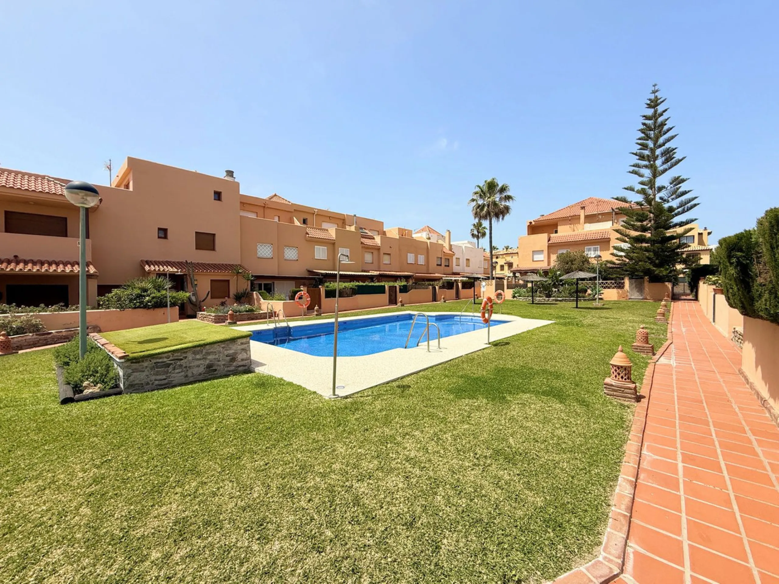 House - Townhouse в продаже в Casares, Málaga. В доме 4 спален и 4 ванных комнат. Площадь дома 153 м². Площадь участка 32 м²