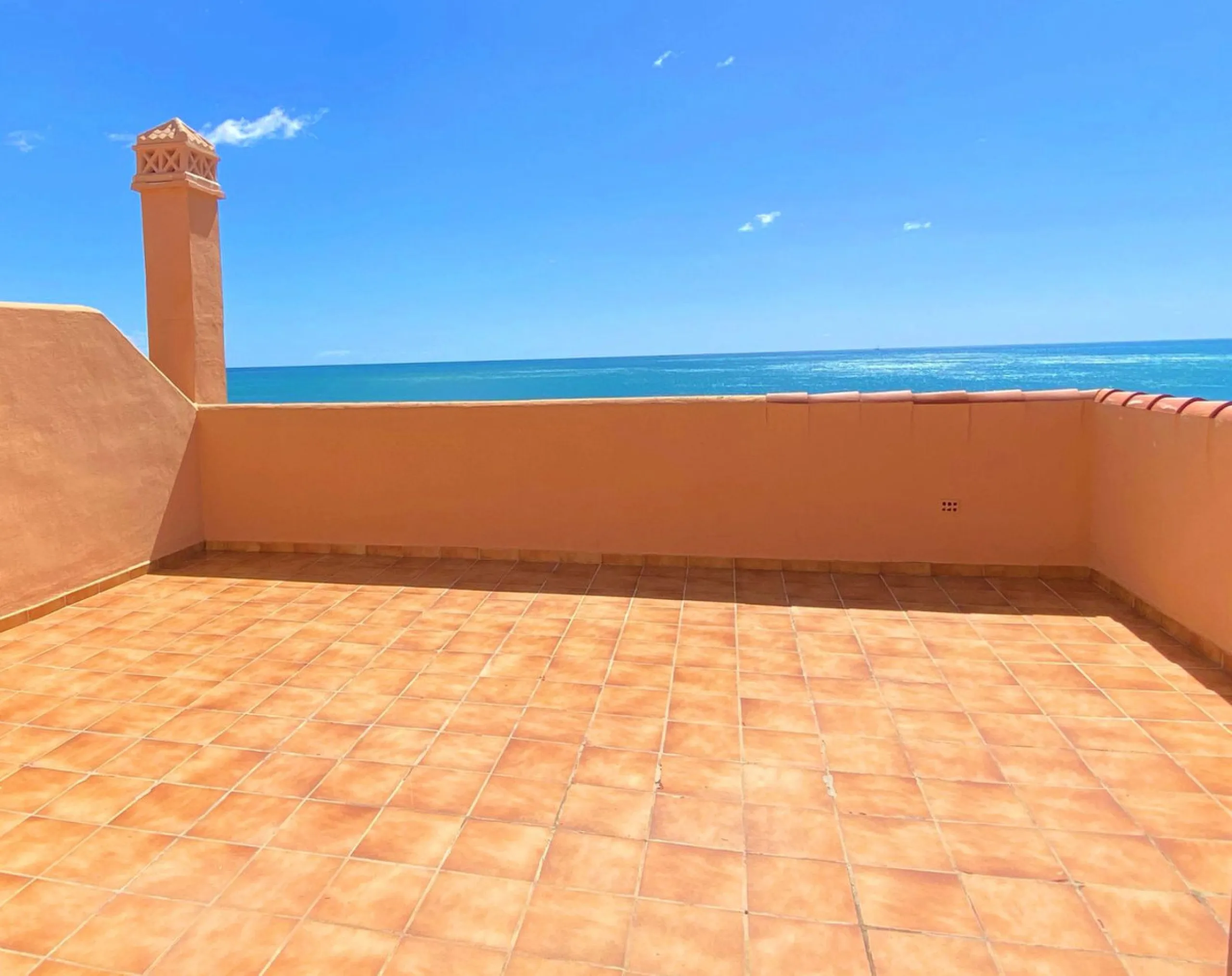 House - Townhouse в продаже в Casares, Málaga. В доме 4 спален и 4 ванных комнат. Площадь дома 153 м². Площадь участка 32 м²