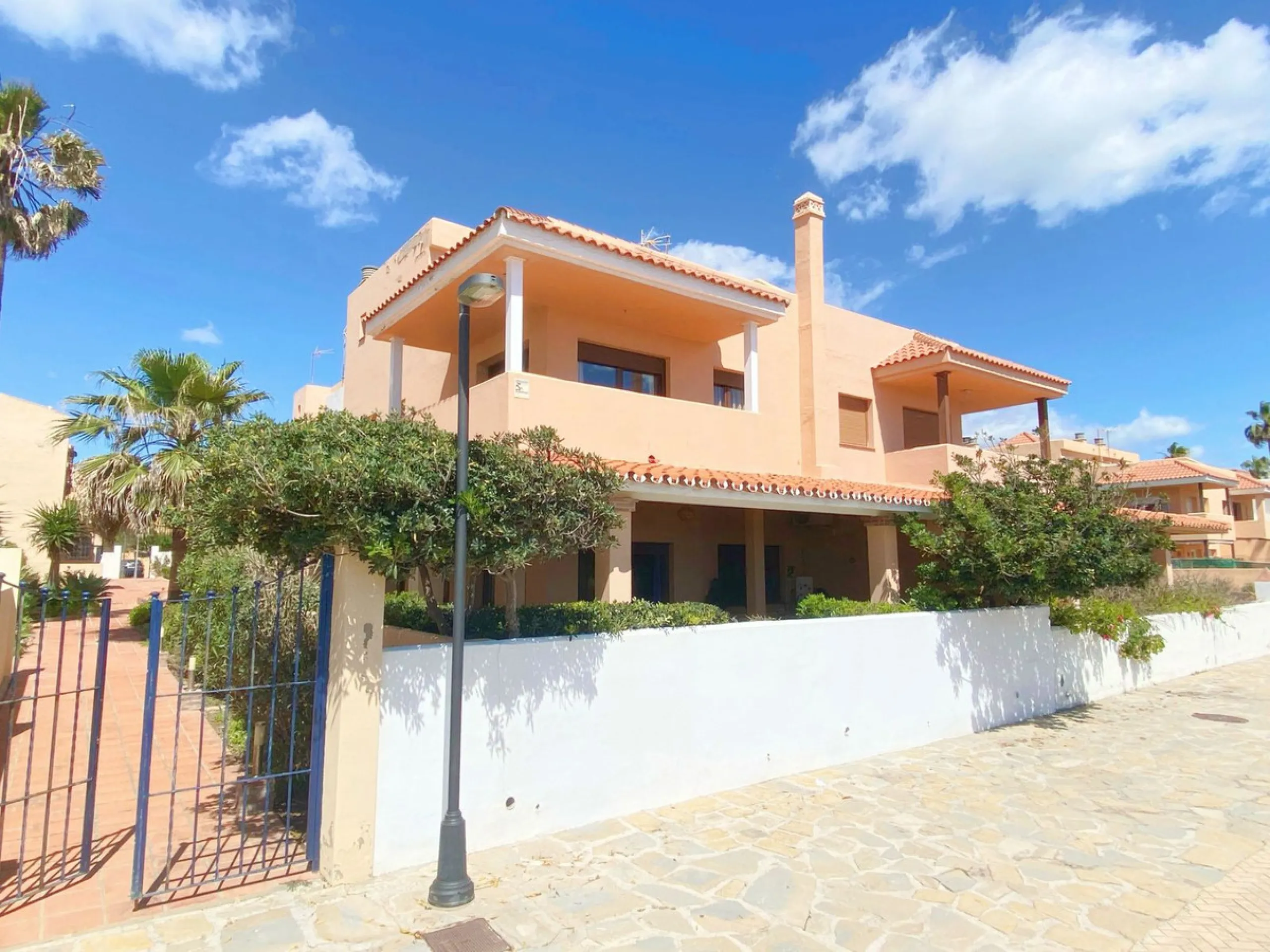 House - Townhouse в продаже в Casares, Málaga. В доме 4 спален и 4 ванных комнат. Площадь дома 153 м². Площадь участка 32 м²