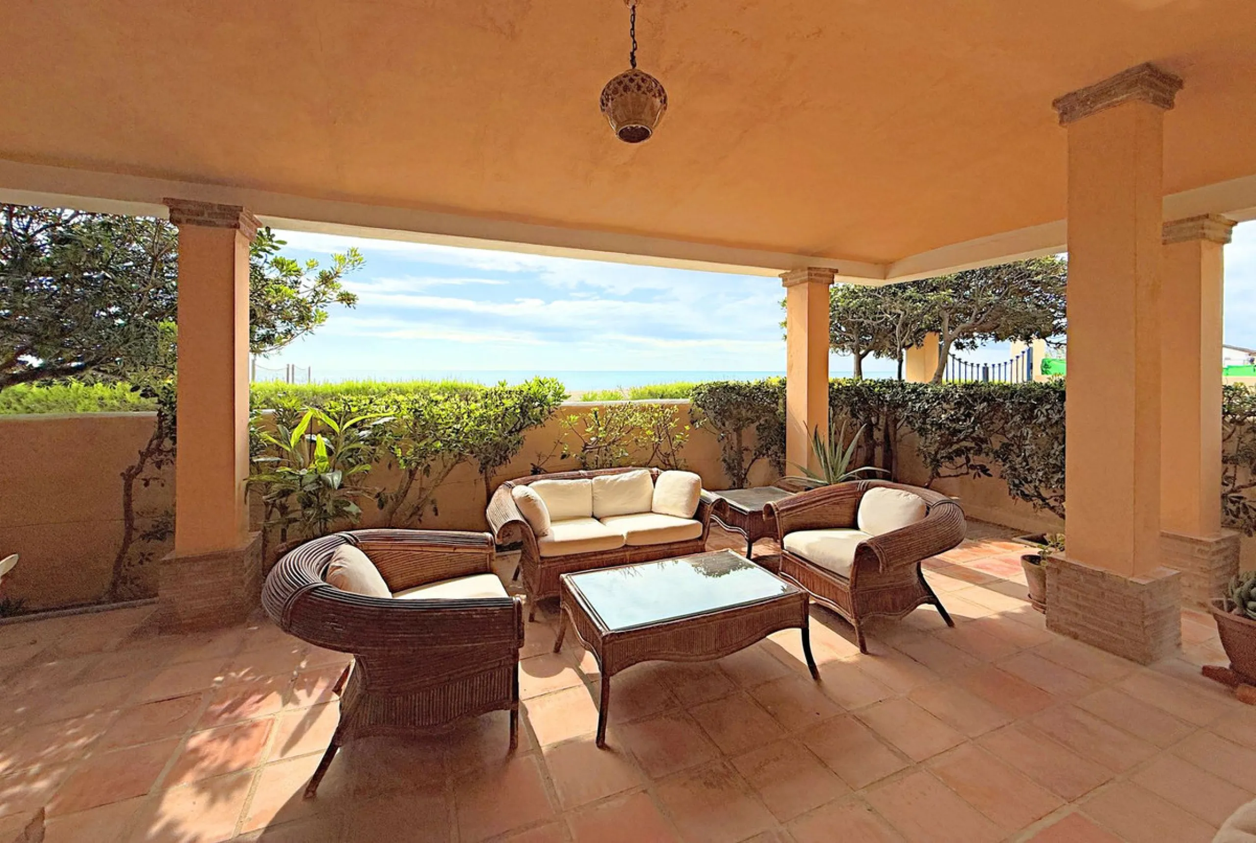 House - Townhouse в продаже в Casares, Málaga. В доме 4 спален и 4 ванных комнат. Площадь дома 153 м². Площадь участка 32 м²