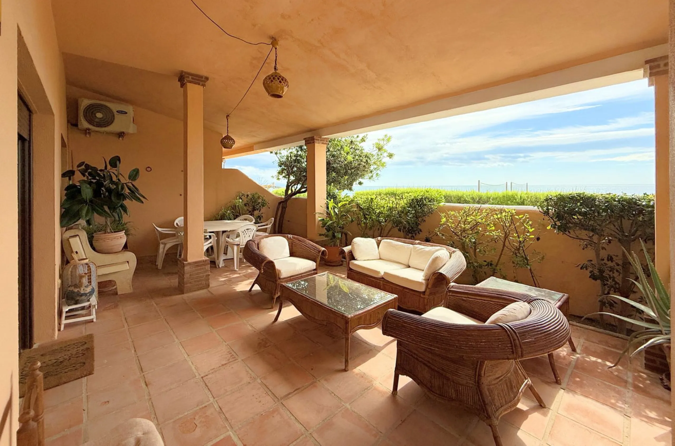 House - Townhouse в продаже в Casares, Málaga. В доме 4 спален и 4 ванных комнат. Площадь дома 153 м². Площадь участка 32 м²