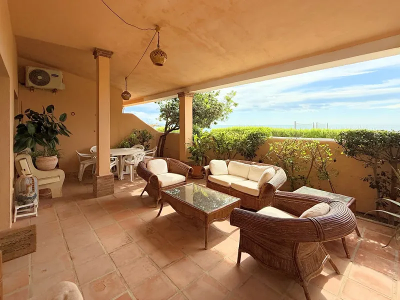 House - Townhouse в продаже в Casares, Málaga. В доме 4 спален и 4 ванных комнат. Площадь дома 153 м². Площадь участка 32 м²