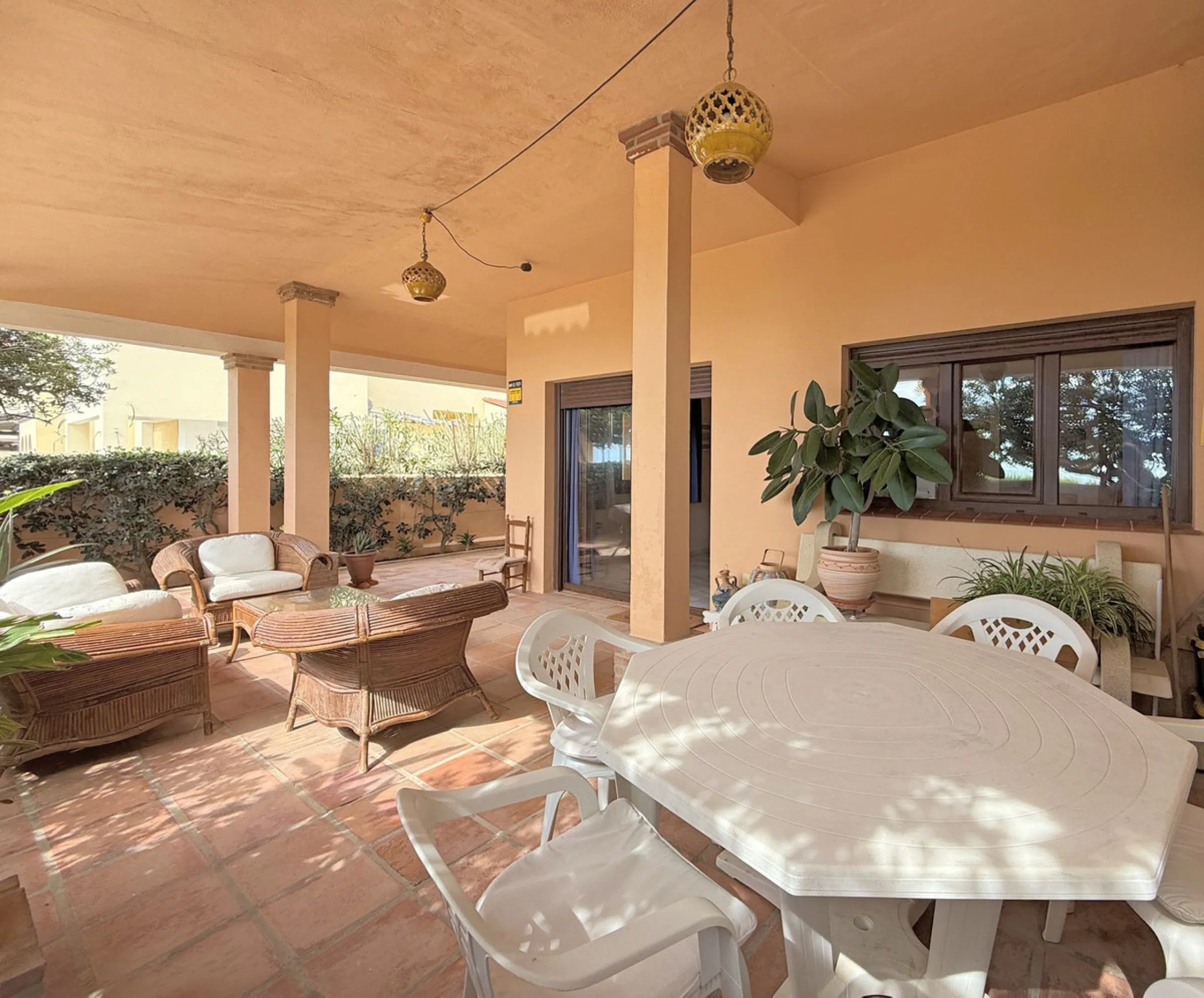House - Townhouse в продаже в Casares, Málaga. В доме 4 спален и 4 ванных комнат. Площадь дома 153 м². Площадь участка 32 м²