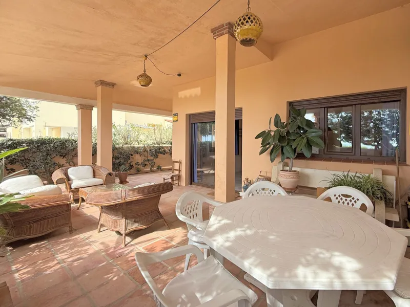 House - Townhouse в продаже в Casares, Málaga. В доме 4 спален и 4 ванных комнат. Площадь дома 153 м². Площадь участка 32 м²