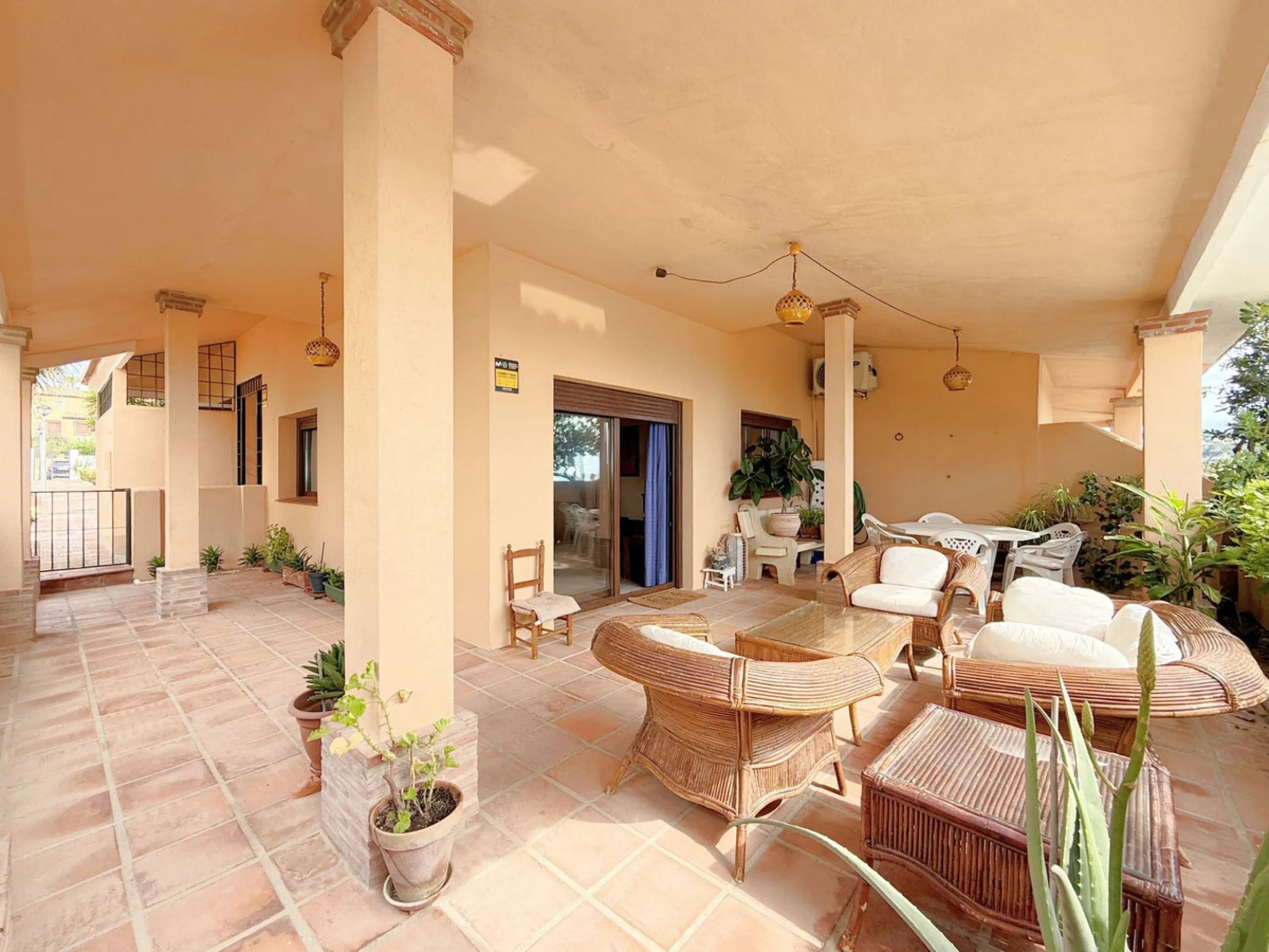House - Townhouse в продаже в Casares, Málaga. В доме 4 спален и 4 ванных комнат. Площадь дома 153 м². Площадь участка 32 м²