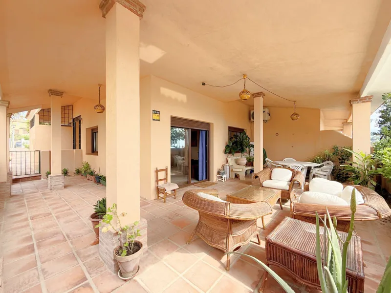 House - Townhouse в продаже в Casares, Málaga. В доме 4 спален и 4 ванных комнат. Площадь дома 153 м². Площадь участка 32 м²