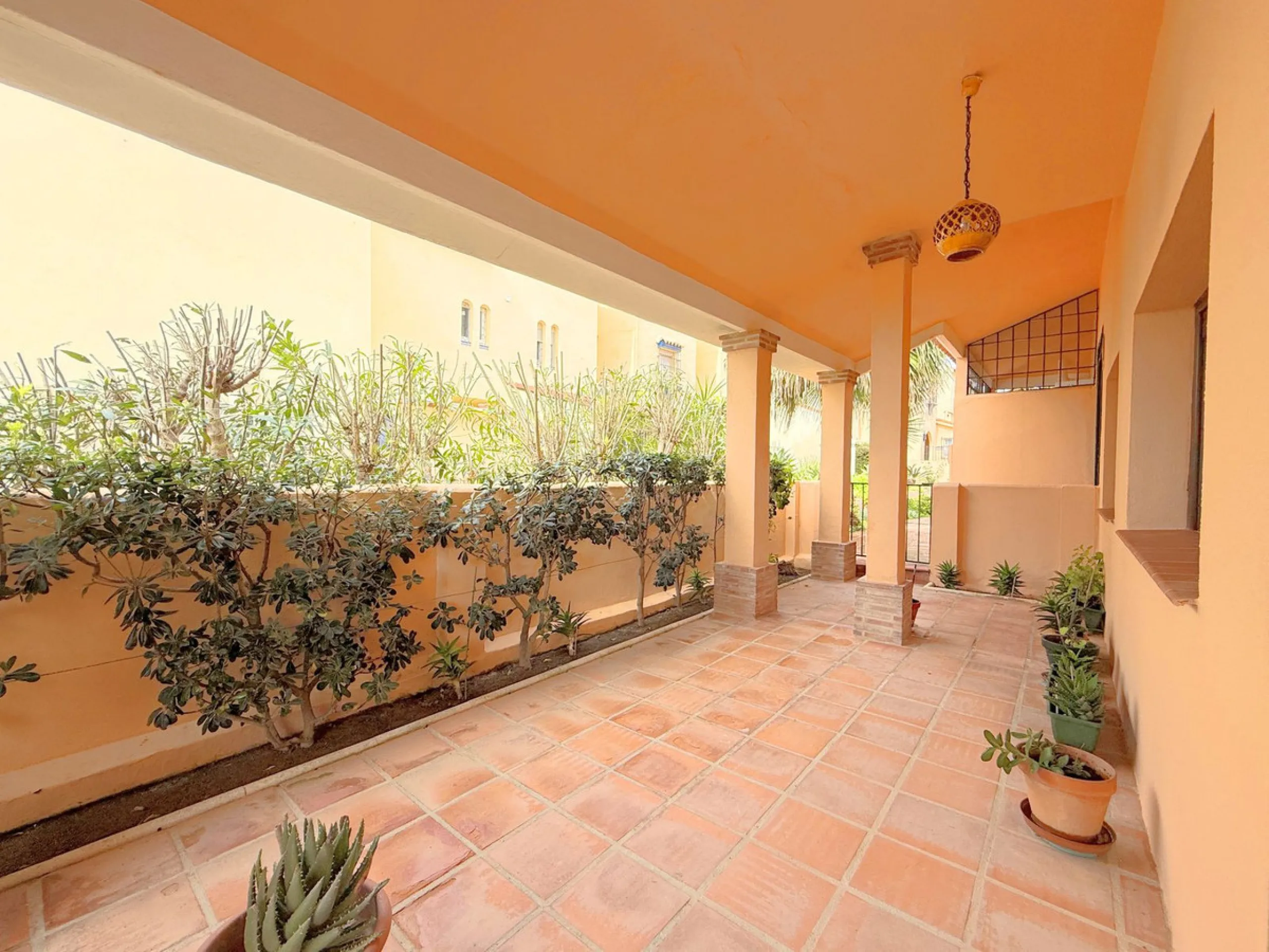 House - Townhouse в продаже в Casares, Málaga. В доме 4 спален и 4 ванных комнат. Площадь дома 153 м². Площадь участка 32 м²