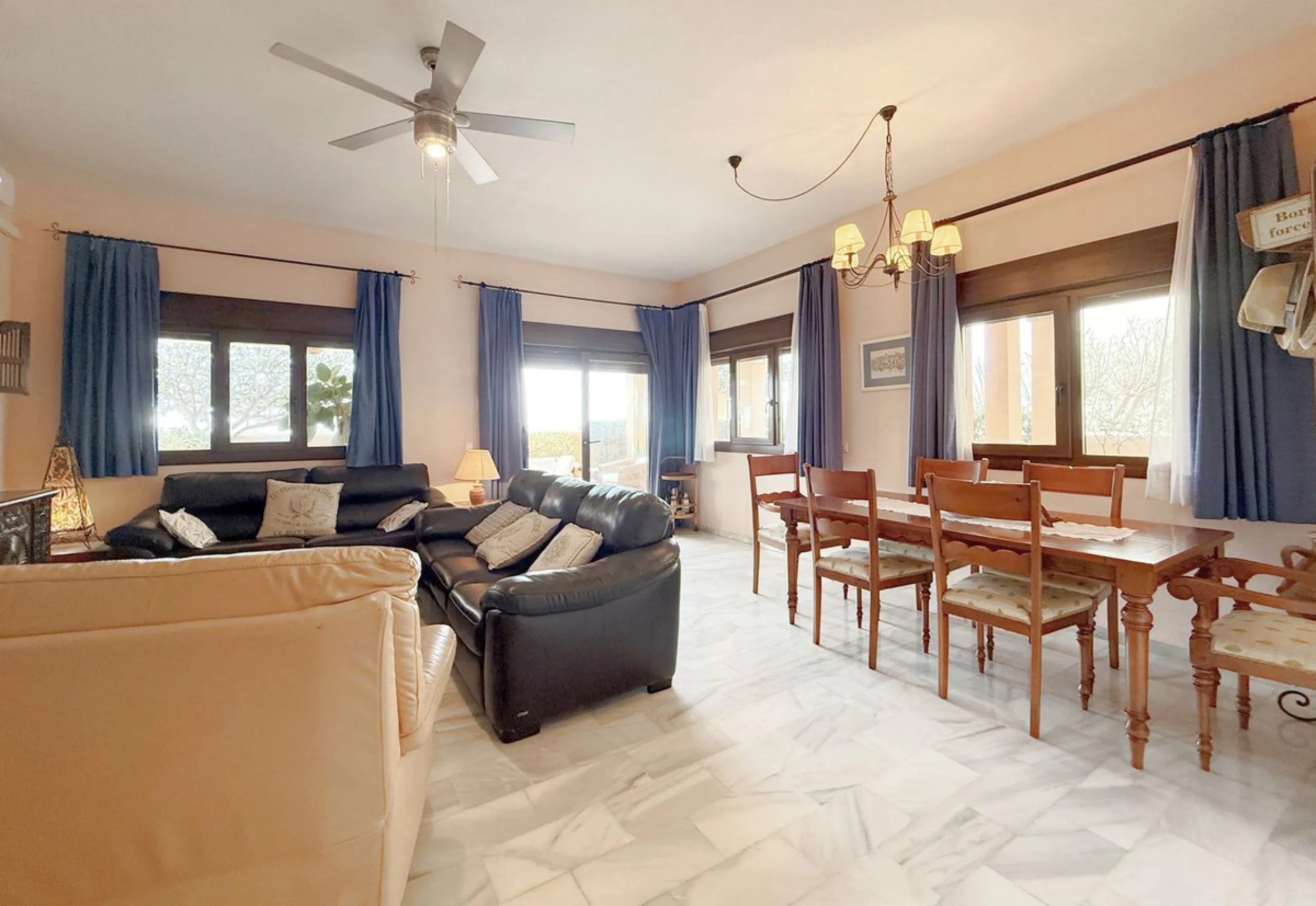 House - Townhouse в продаже в Casares, Málaga. В доме 4 спален и 4 ванных комнат. Площадь дома 153 м². Площадь участка 32 м²