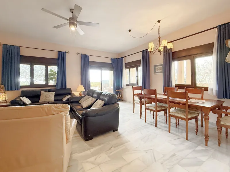 House - Townhouse в продаже в Casares, Málaga. В доме 4 спален и 4 ванных комнат. Площадь дома 153 м². Площадь участка 32 м²